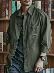 Erkaklar uchun vintage uslubidagi tasodifiy paxta tugmachali ko'ylak, keng kesim, cho'ntaklar, yaka, va ko'ylak yenglari bilan. Bahor/kovakda kundalik kiyim, ish va dam olish uchun ideal.