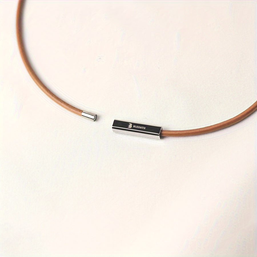 Ayollar uchun zamonaviy va noyob moda aksessuari - Minimalist kvadrat marjon, magnit qopqoq bilan, titan po'latidan va haqiqiy charm ipdan tayyorlangan. BLKSMTH Clavicle moda nişasidagi zamonaviy ayol uchun mukammal.