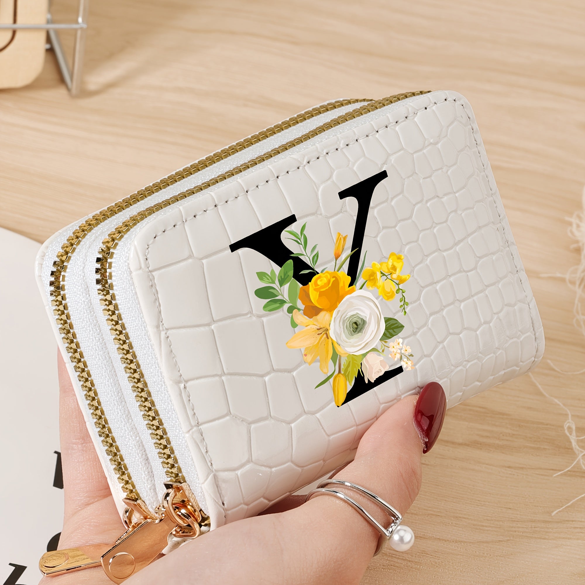 Bir nechta slotlari va zamonaviy fermuari bo'lgan mustahkam kredit karta saqlash sumkasi, maktab, yotoqxona va maktabga qaytish uchun zarur bo'lgan buyumlar uchun.