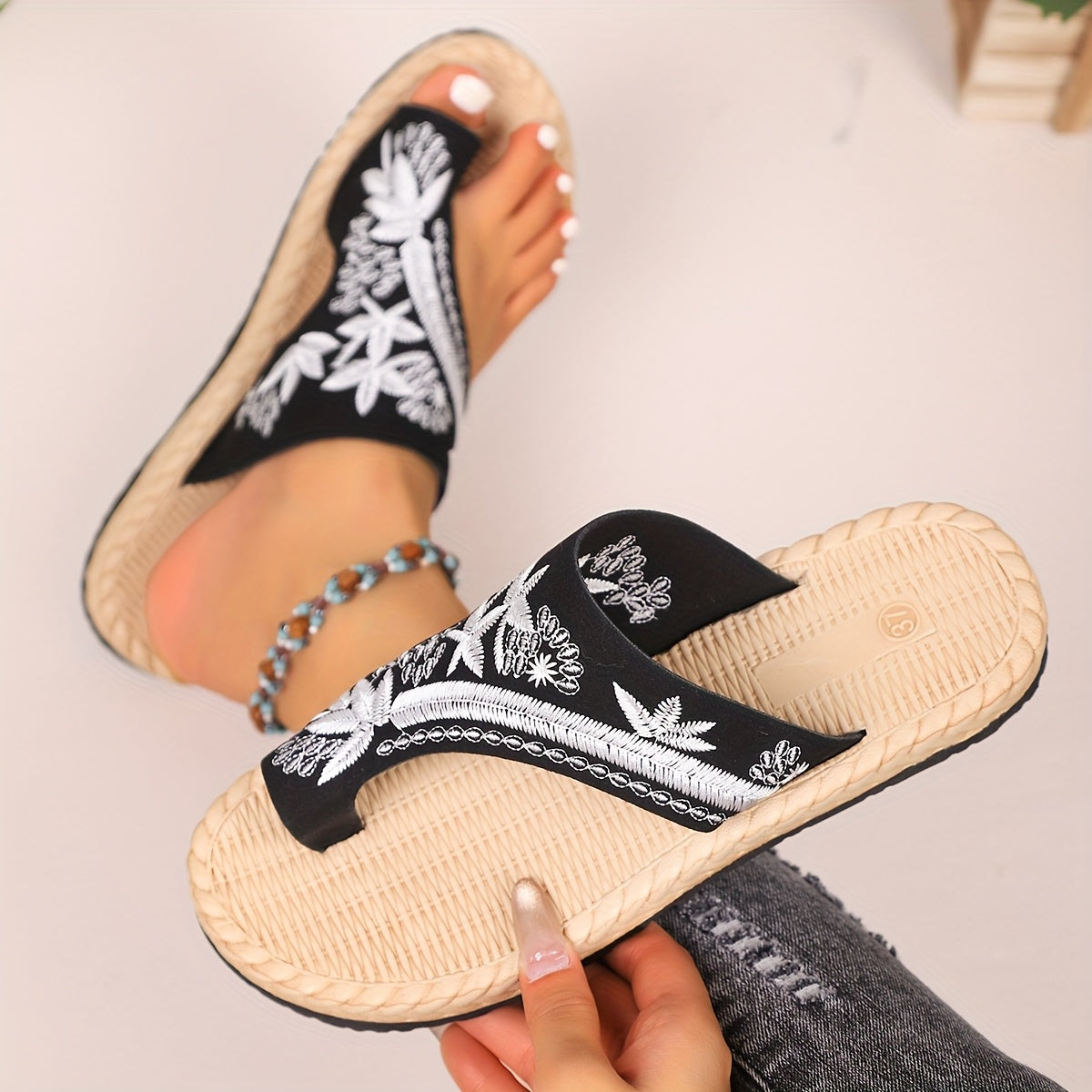 Женские повседневные сандалии черный ткань с цветочной вышивкой, легкие на slip-on, плоская подошва