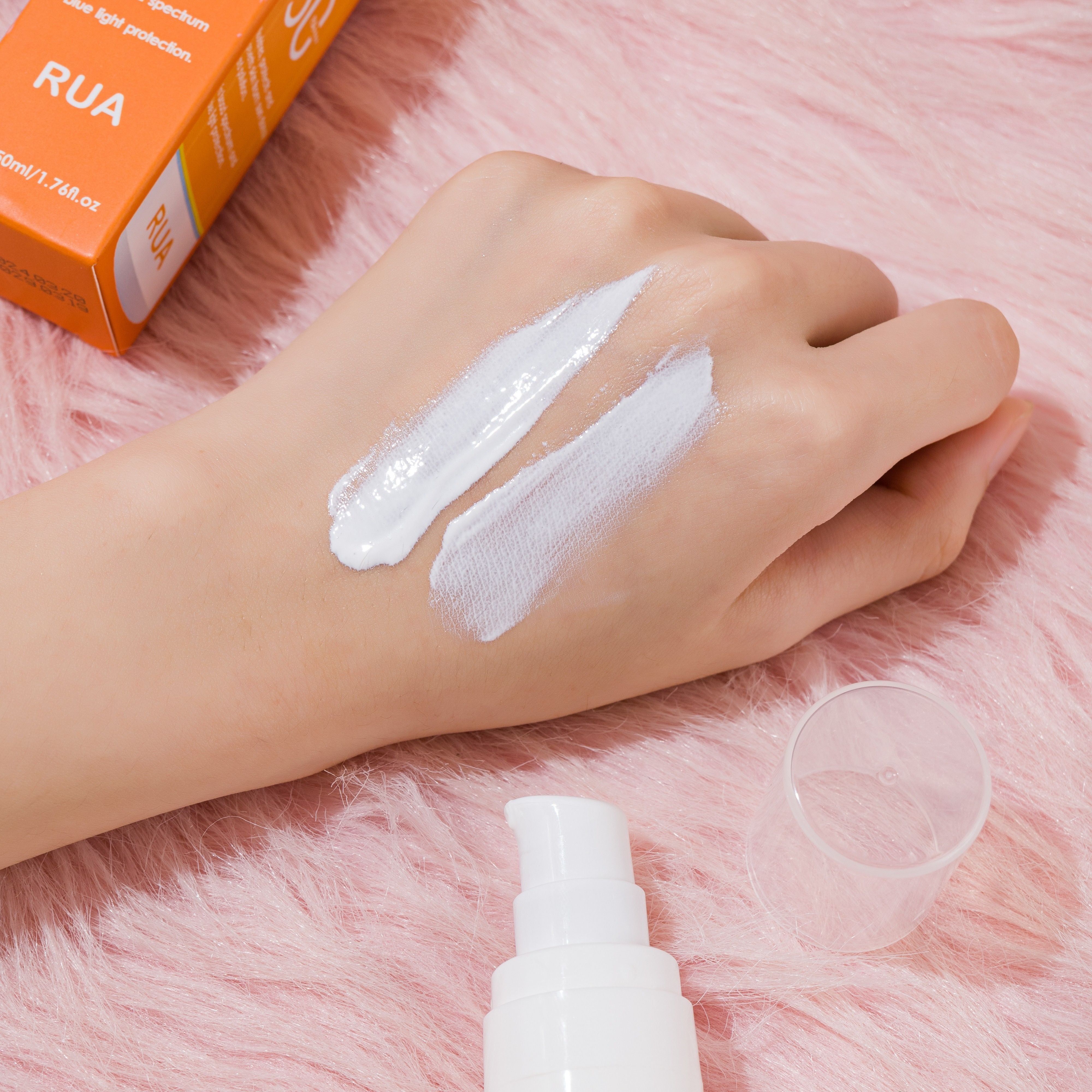 Yuz va tanaga mo'ljallangan yog'siz Vitamin C quyoshdan himoya kremi, quyoshli kunlarda ochiq havoda faoliyatlar uchun ideal.