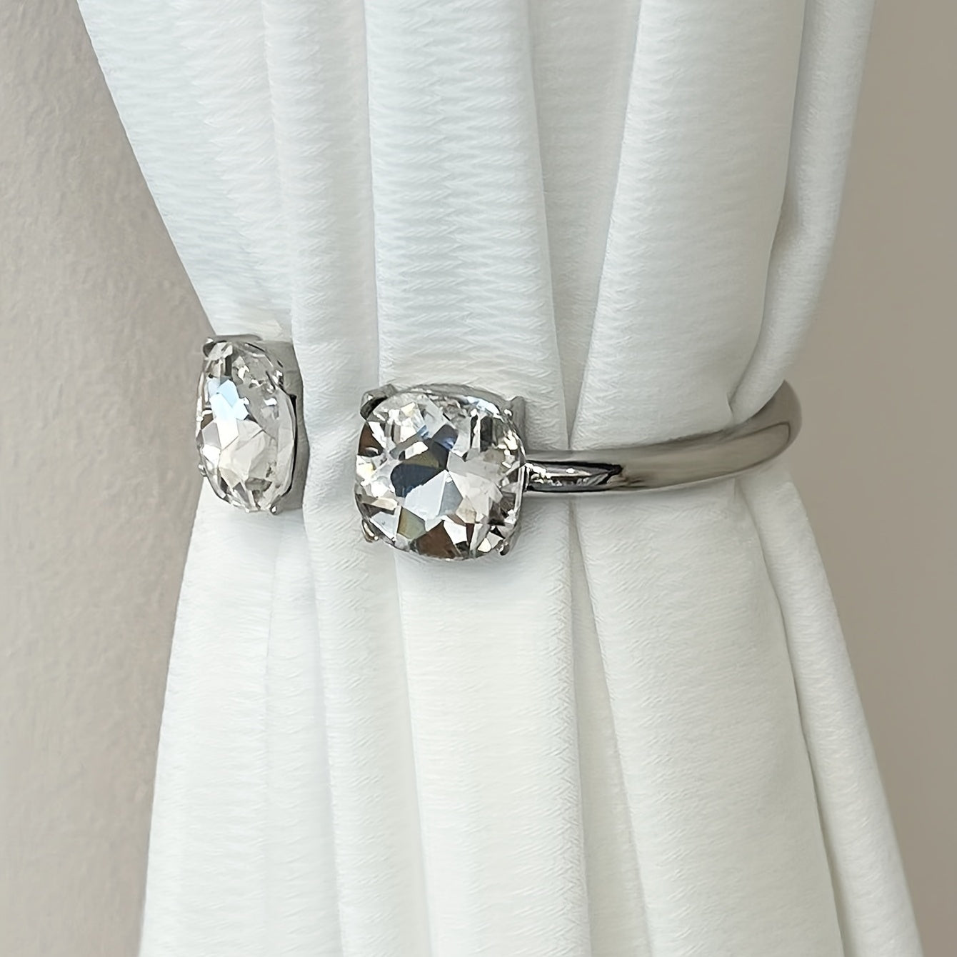 Zamonaviy minimalist pardalar bog'ichlari, oson o'rnatish uchun mo'ljallangan, yotoqxona, yashash xonasi va uy bezaklari uchun mos.