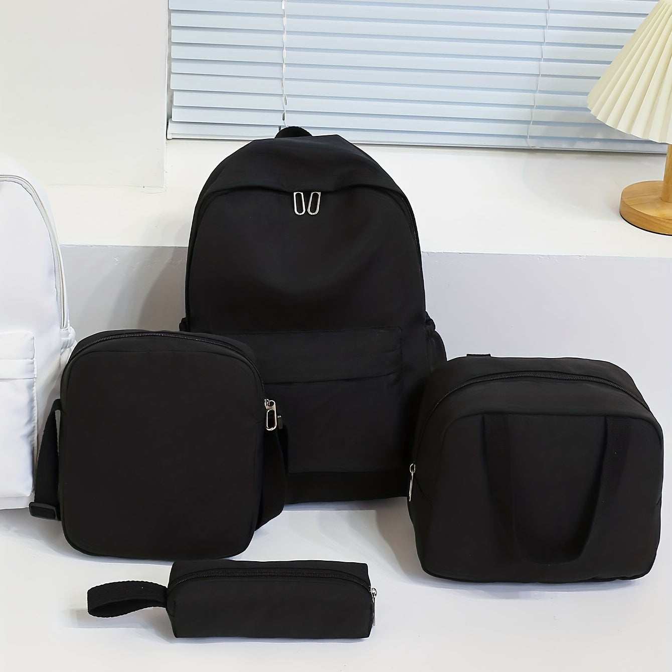 4 ta ruksak, kesish sumkasi, qo'l sumkasi va qalam sumkasi klassik bir xil ranglarda. Ayollar va erkaklar uchun tasodifiy sayohat uchun mos, katta sig'imga ega. Maktab qizlari va talabalar uchun ideal.