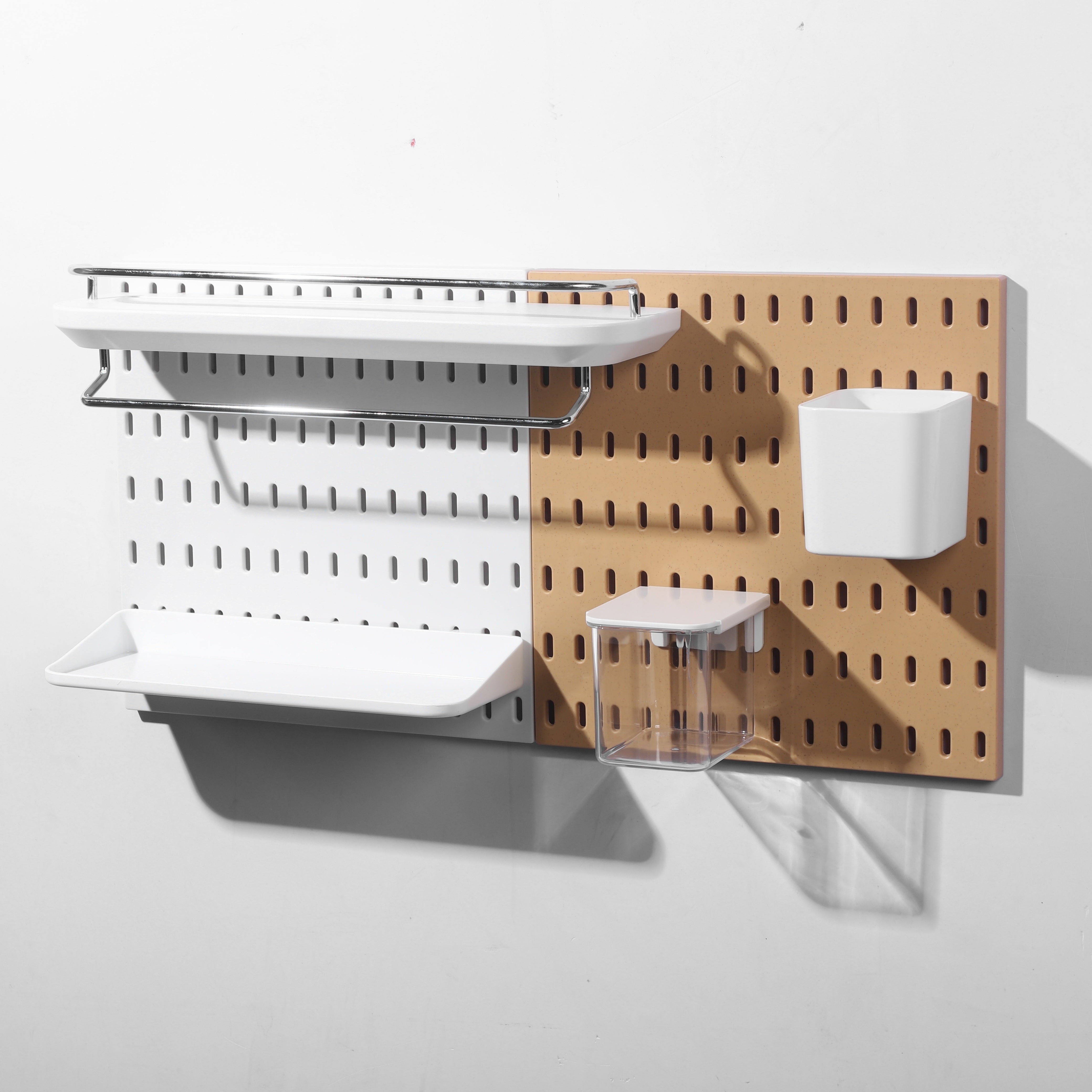 1 dona pegboard va aksessuarlar, shu jumladan quti, plastinka, ilgichlar, assorti, chashka ilgichlar, asboblar uchun ushlagich, turli joylar uchun saqlash tashkilotchisi.