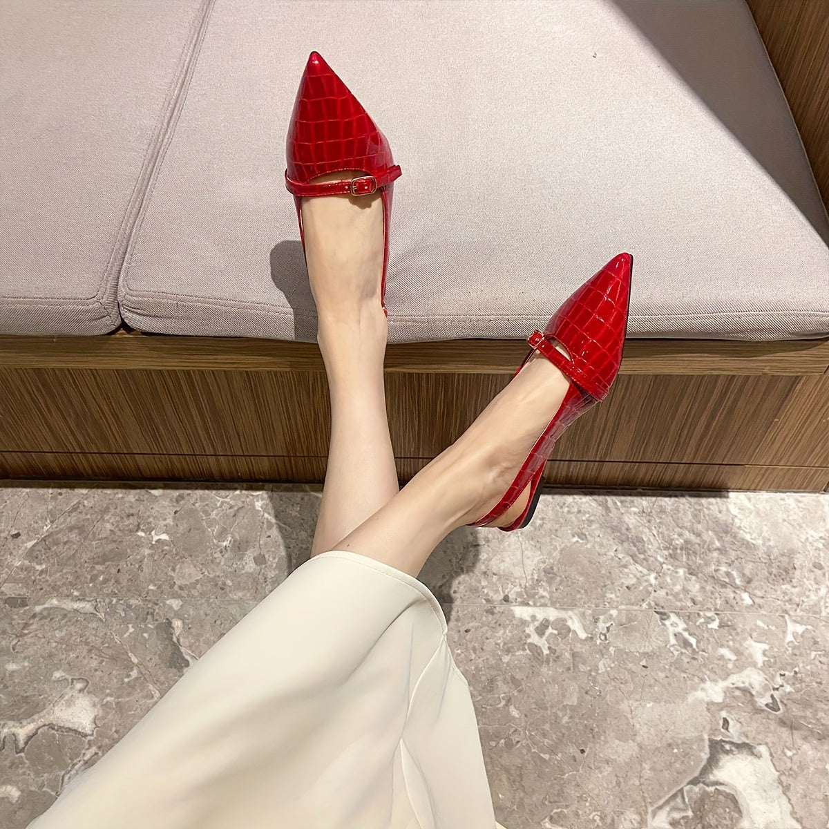 Женские туфли-лодочки из однотонной кожи с заостренным носком