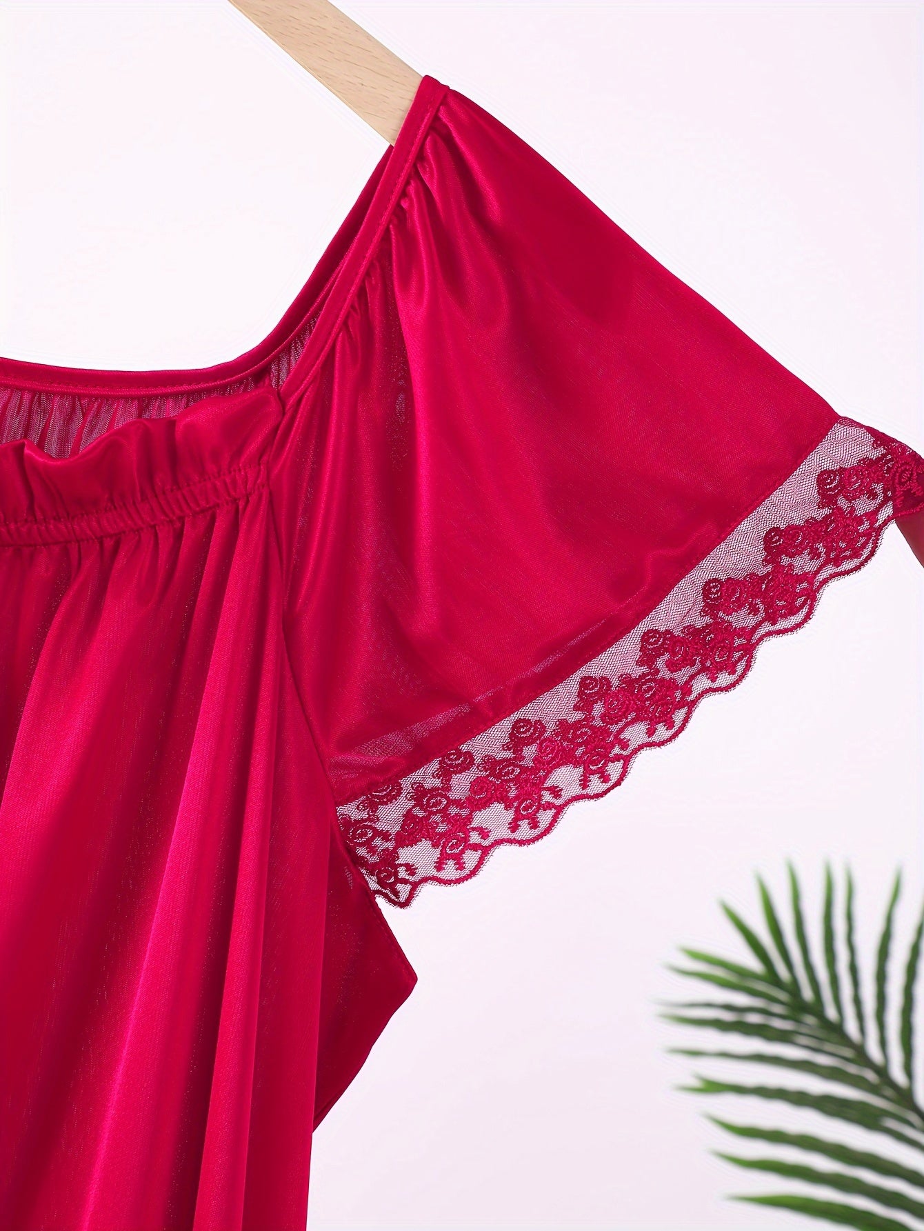 Женская красная полупрозрачная длинная ночная рубашка с кружевной отделкой и бантиками