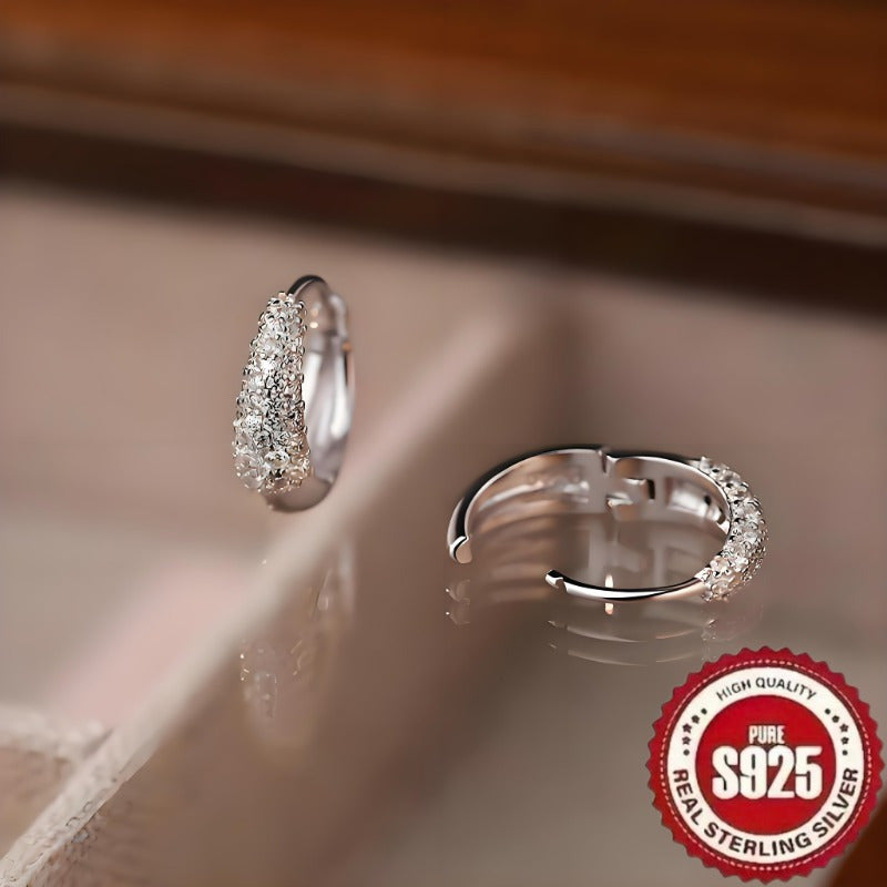 S925 sterling kumushdan yasalgan, sintetik zirkoniya bilan bezatilgan, ijodiy geometrik dizayndagi bir juft taqinchoq, har kuni kiyish yoki ziyofatlar uchun mukammal.