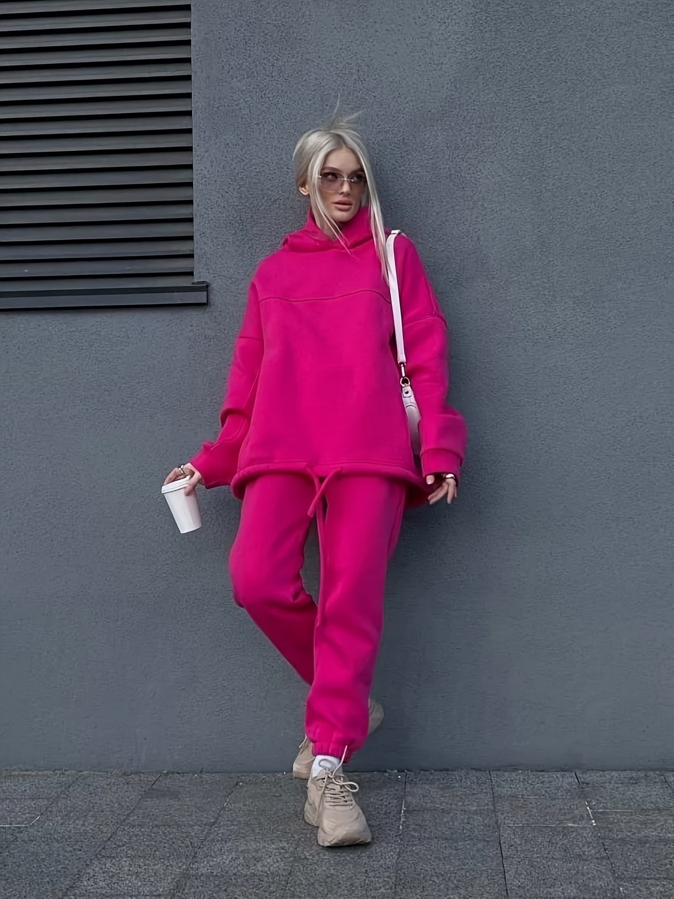 Ayollar uchun plussiz kiyim to'plami, harf bosma bilan, uzun qo'lqopli kapüşon va mos keladigan shimlarni o'z ichiga oladi.