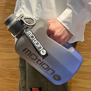 Botella de agua deportiva de plástico con color degradado y acabado esmerilado de 2200ml con asa, gran capacidad