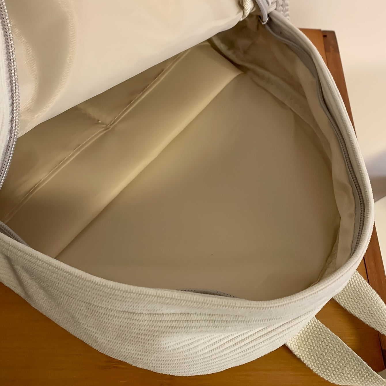 Qora rangdagi ayollar uchun kichik korduroy moda ruksak, sozlanadigan kamarlar va fermuar yopilishi bilan.