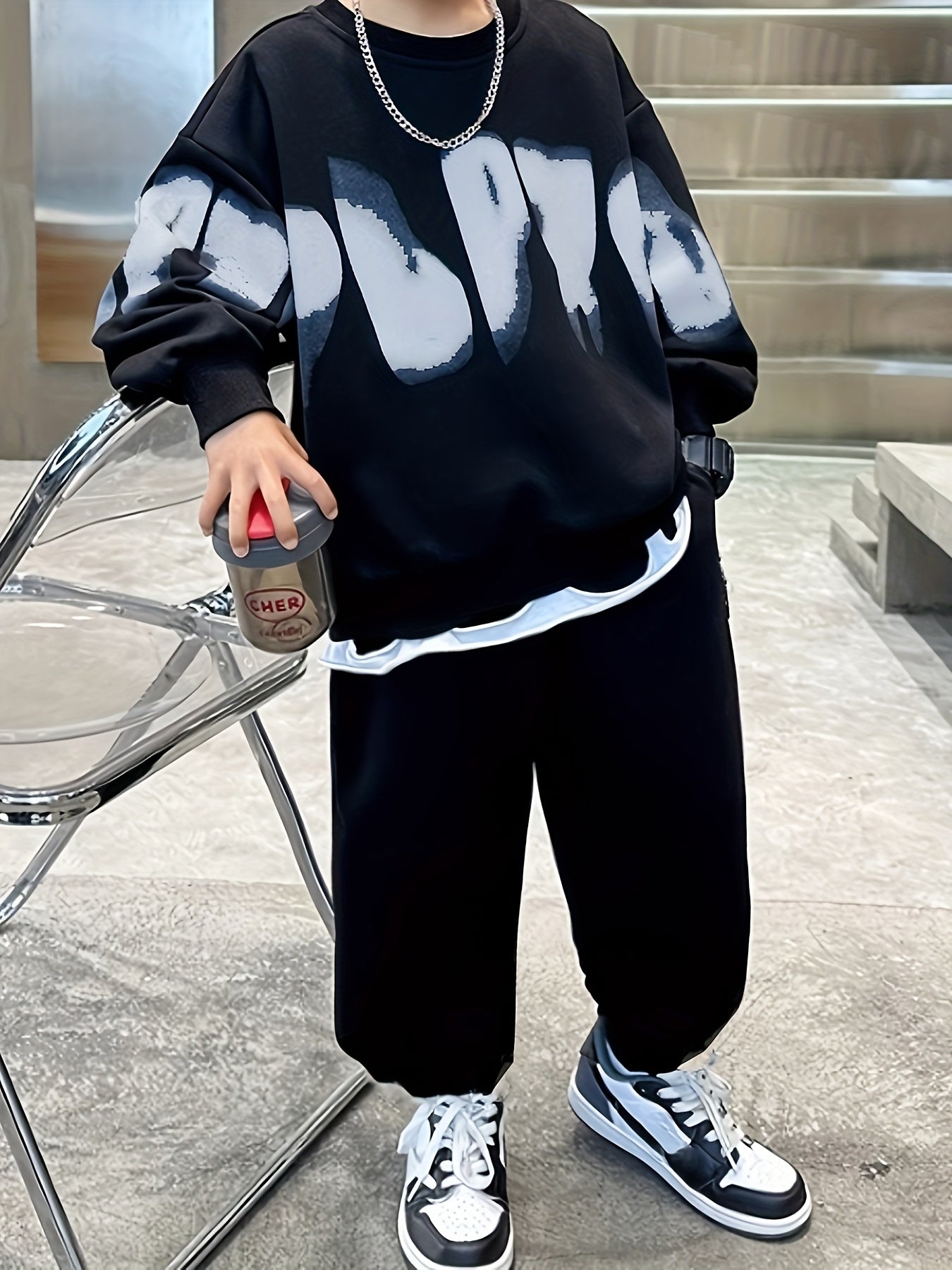 Erkaklar uchun Tasodifiy "W" Print Sweatshirt va Shimlar To'plami - Qora va Oq Harf Dizayni, Polyester Aralashmasi, Kuz/Qish Kiymish, Quvnoq Moslashuvchanlik bilan Cho'ntaklar, Tashqi Foydalanish uchun Tasodifiy Kiymish.