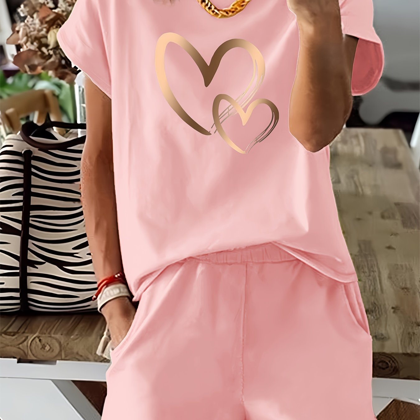 Conjunto de dos piezas para mujer con camiseta de manga corta con estampado de corazones y pantalones cortos de tiro alto en mezcla de poliéster para primavera y verano