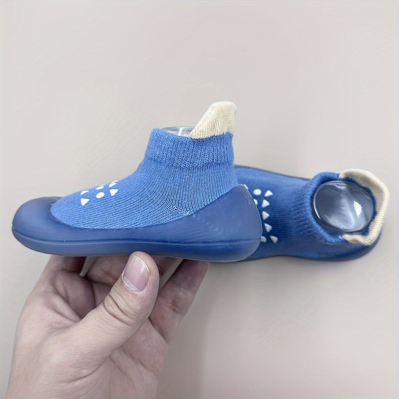 Bola poyabzali yumshoq va qulay birinchi yurishlar uchun, tizzaga qadar bo‘lgan rezina taglik, nuqta bilan to‘ldirilgan mato