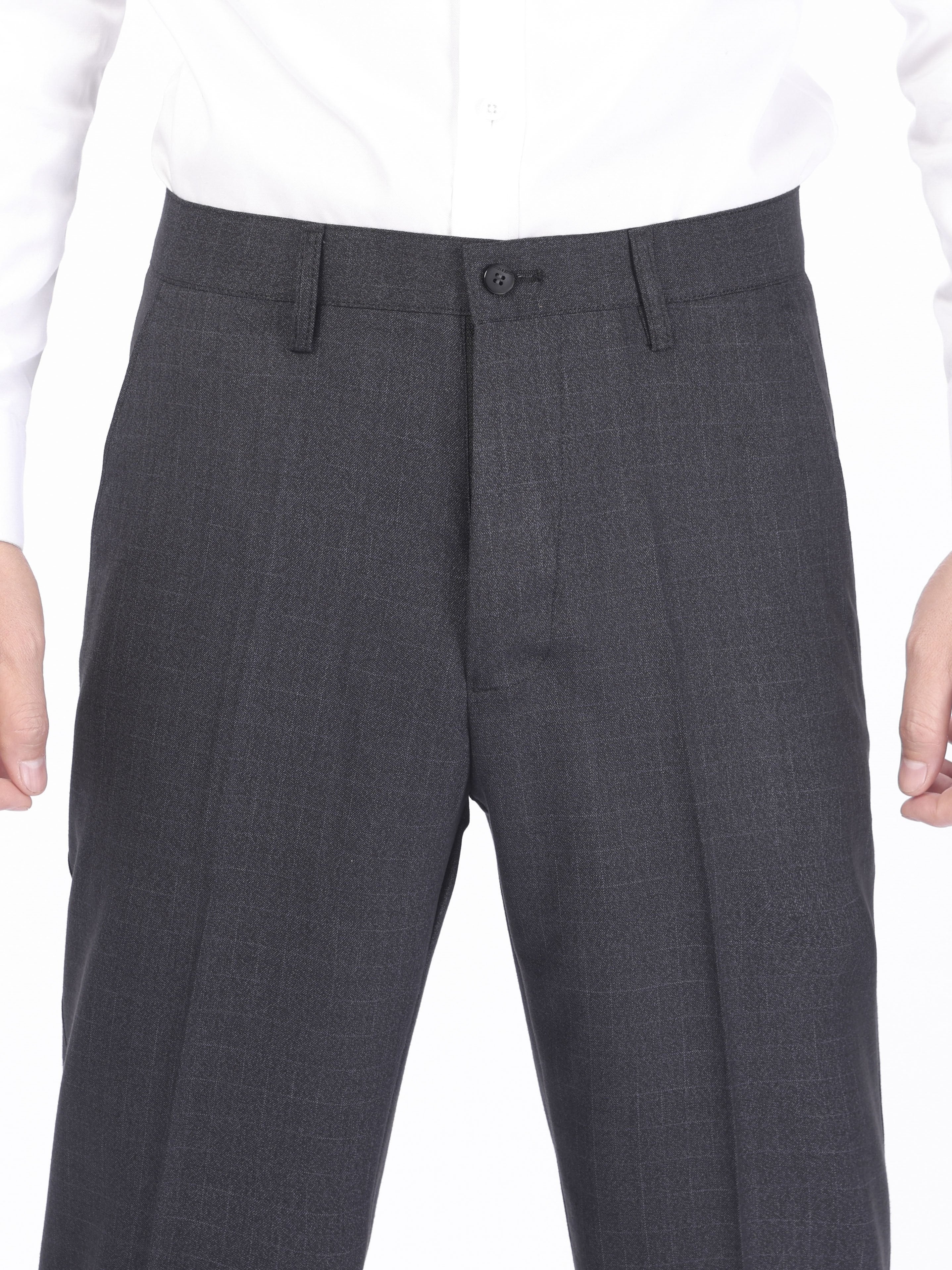 Oliy sifatli, chiziqli qora kulrang shimlar katta o'lchamdagi erkaklar uchun 0XL-6XL o'lchamlarida. Cho'zilmaydigan polyester aralashmasi, mashinada yuvish mumkin.