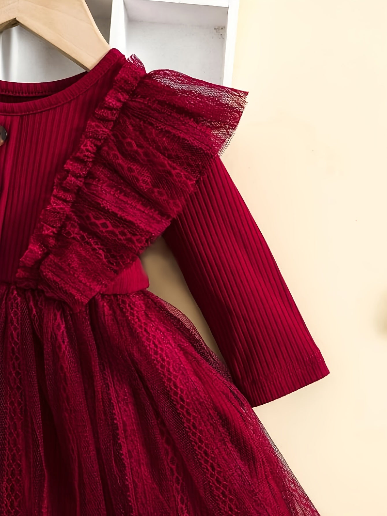 Ruffle trim va mesh tafsilotlari bilan zamonaviy qizlar ko'ylagi, Bahor/Kuz uchun ideal. Elastik polyester aralashmasidan tayyorlangan.