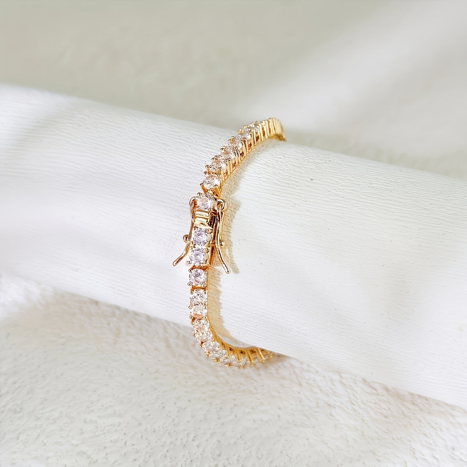 Vintage 18K oltin qoplamali 925 kumush tennis bilaguzuk, sun'iy kubik zirkoniya bilan, iyul tug'ilgan to'g'ri toshi. Har kuni kiyish uchun mos bo'lgan buyum va 14 fevral uchun ideal sovg'a.