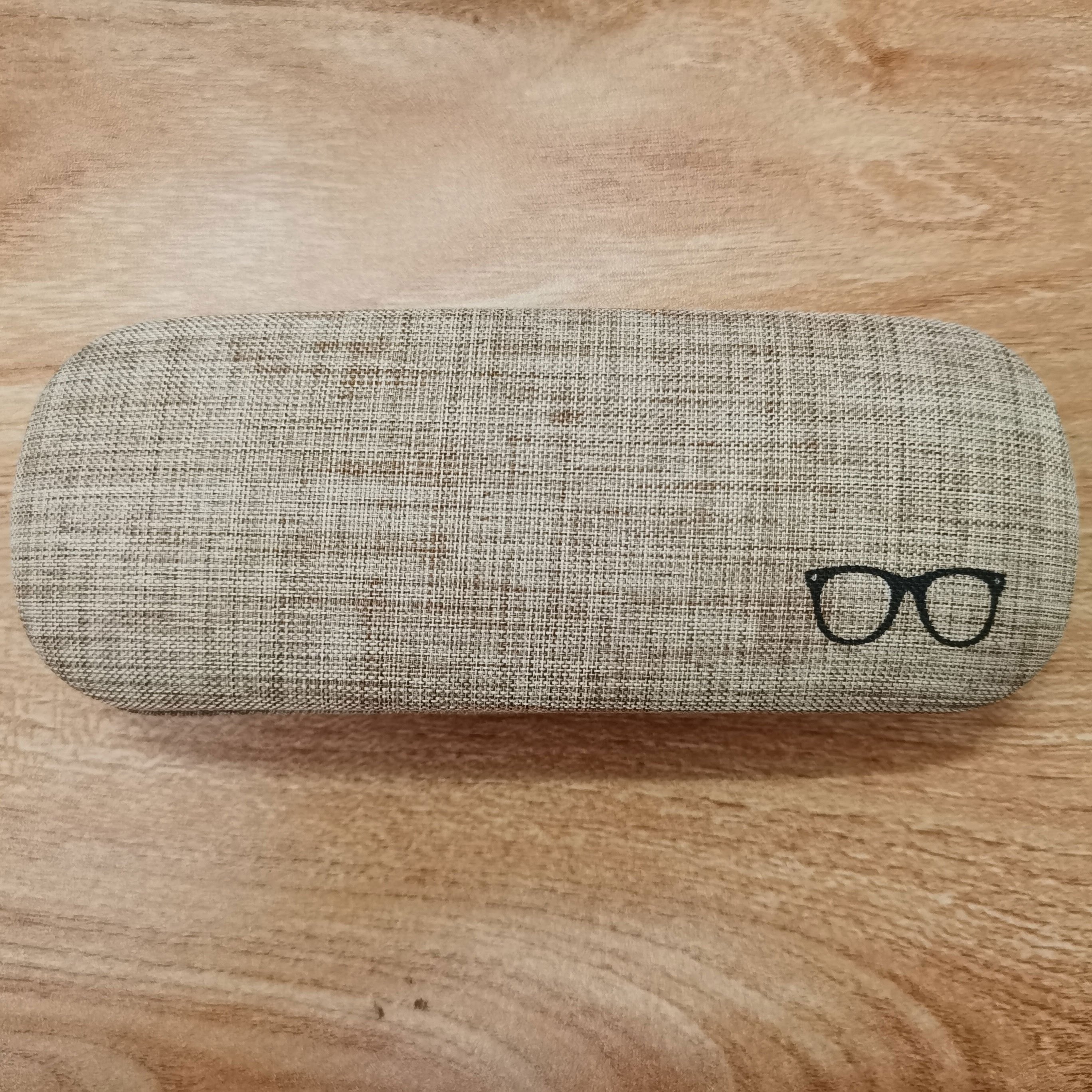 Qora ko‘zoynak qutisi, kichik ko‘zoynak qobig‘i uchun mo‘ljallangan, quyosh ko‘zoynaklari uchun