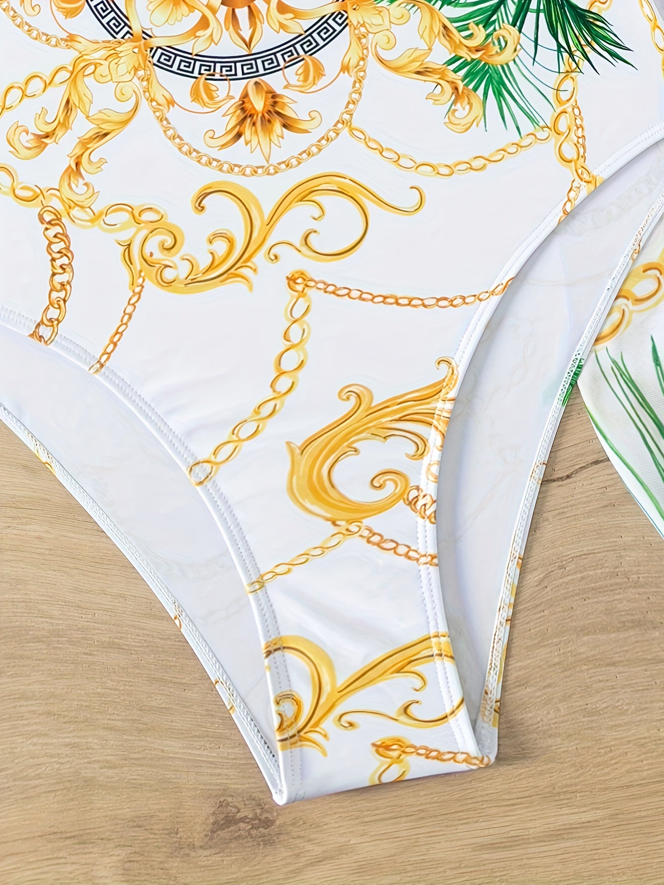 Элегантные купальники из 2 предметов с цепочным принтом и V-образным вырезом, включает в себя купальник с пуш-апом и тонкими бретелями, а также юбку-обертку. Идеально подходит для коллекции женской пляжной одежды.