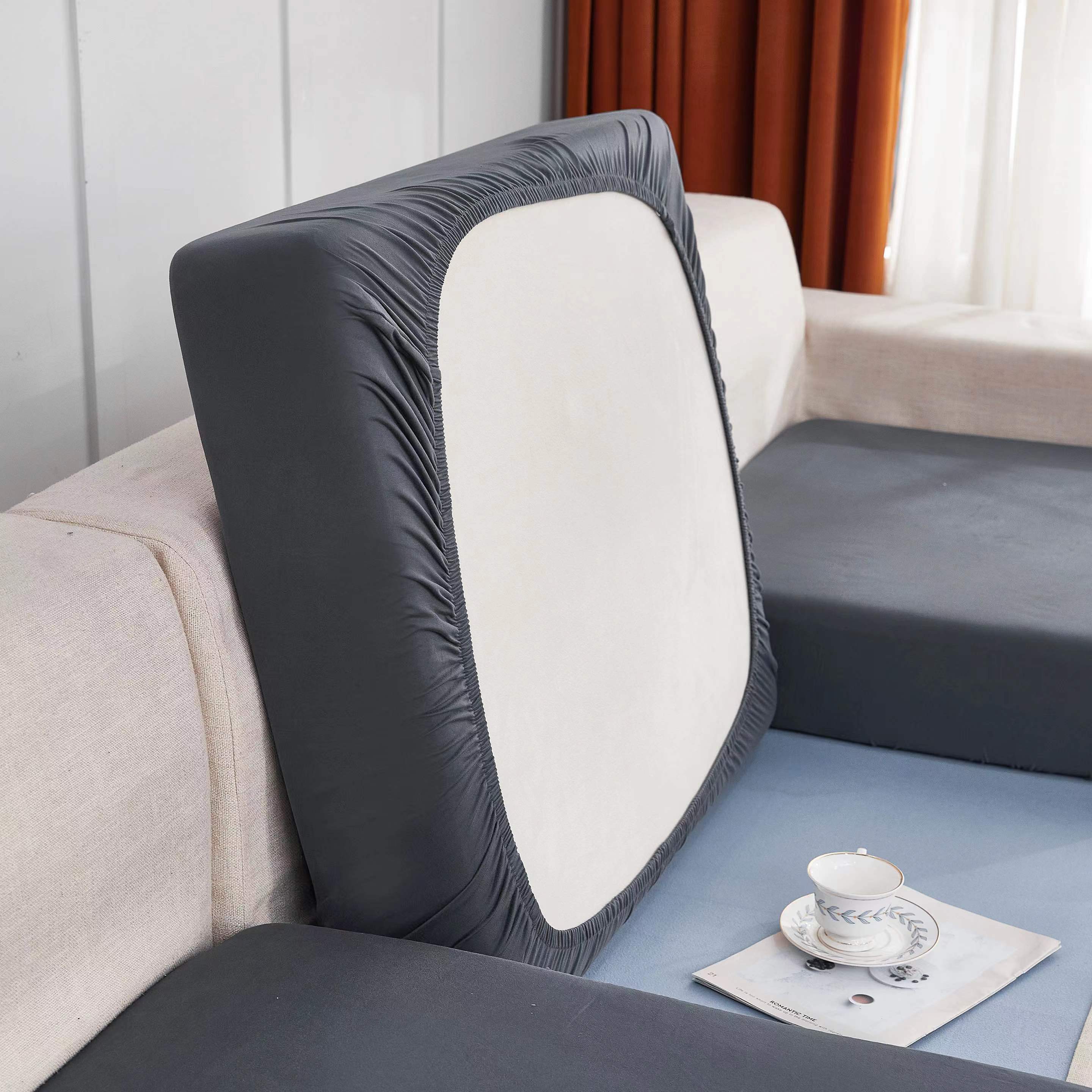 Elastik pastki bilan cho'ziladigan divan yostiq qoplamasi, yashash xonasi divanlarida oson olib tashlash va chizish qarshiligi uchun mo'ljallangan.