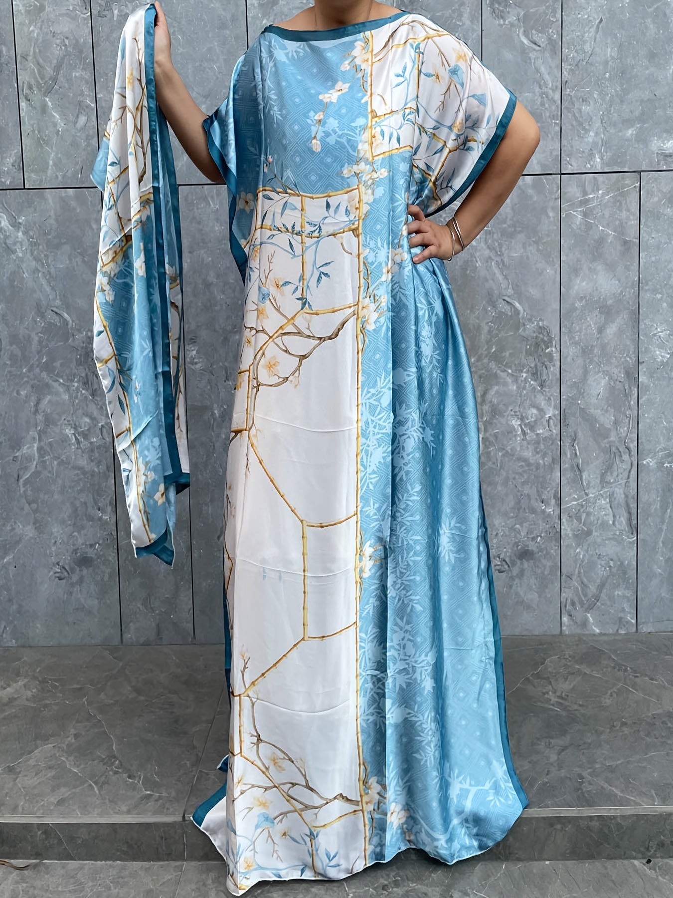 Ayollar uchun katta o'lchamli gullidir uzun bo'yinli yozgi qisqa qo'lli ko'ylak