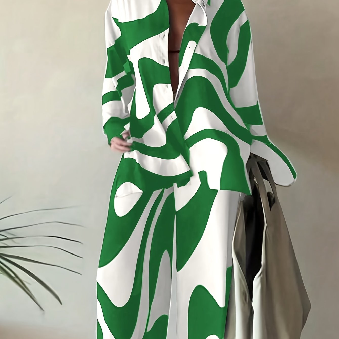 Katta o'lchamdagi ayollar uchun bahor kiyimlari: tugmachali old qismli ko'ylak bilan zamonaviy rangli blokli shimlar to'plami.