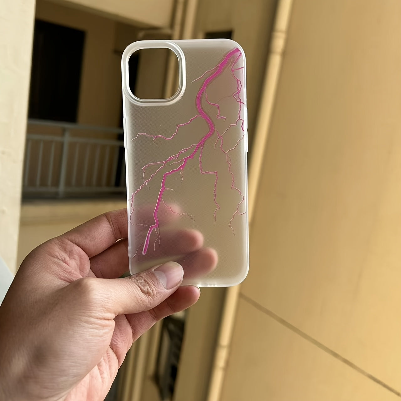 Apple 15Pro/14, iPhone13/12/11, XS/XR78P uchun mos keladigan muzlatilgan yarim shaffof yoritilgan telefon qopqog'i.