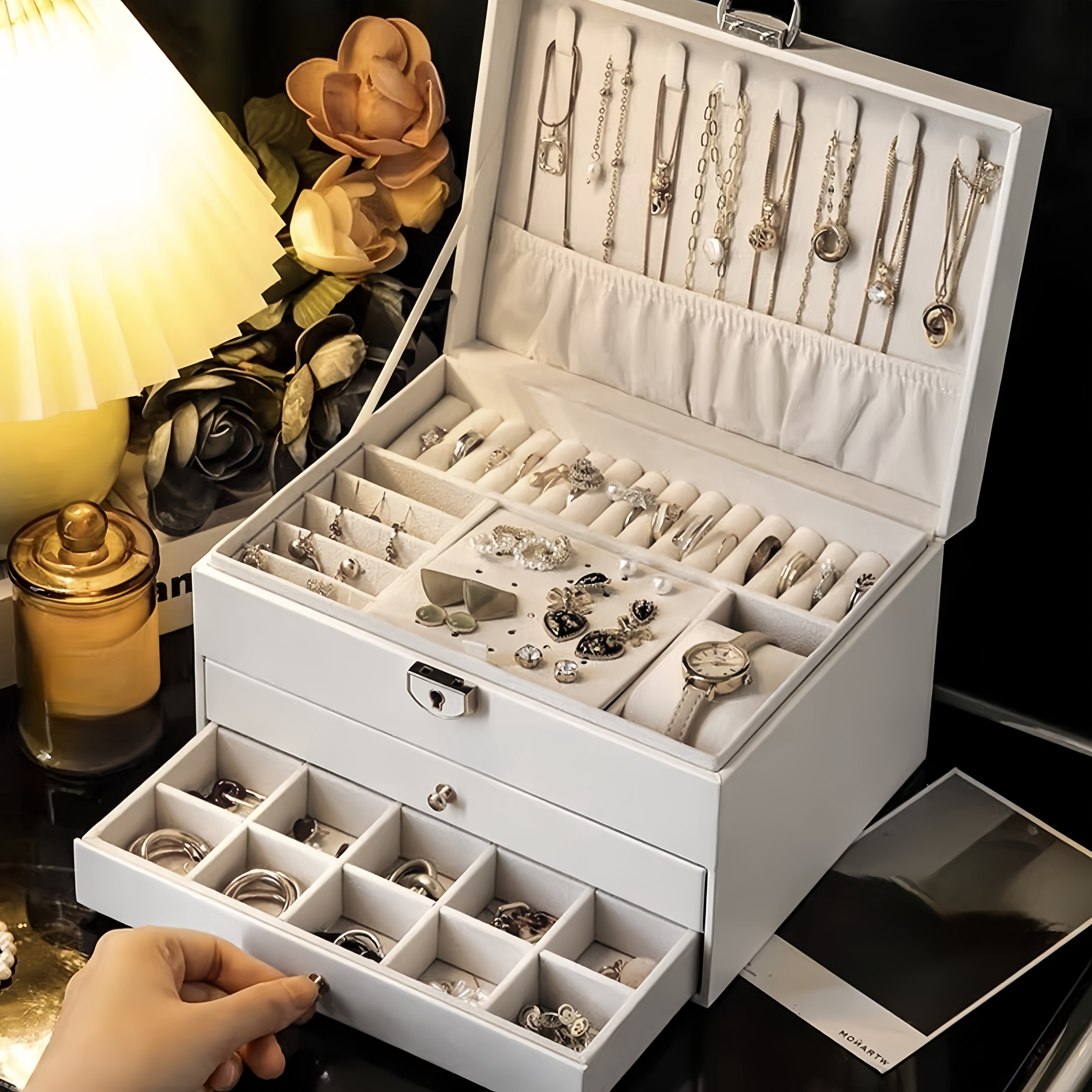 3-qavatli sun'iy charmli zargarlik saqlash qutisi, qulflangan, yumshoq qoplamali tortmalar. Marjonlar, bilakuzuklar, soatlar uchun keng joy. Yashil va oq ranglarda mavjud. Ayollar uchun mukammal sovg'a va