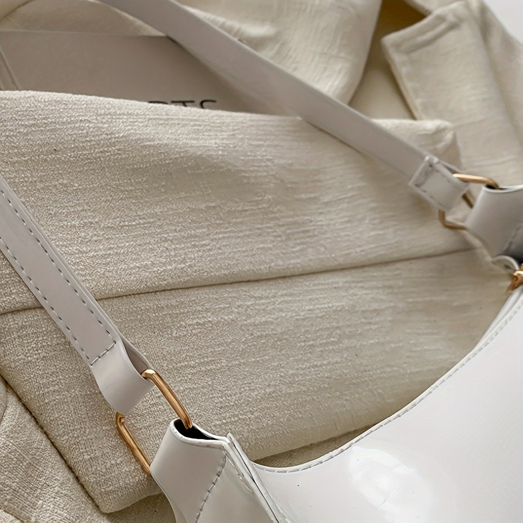 Zipper yopilishi va chet bo'yog'i bilan zamonaviy bir rangli PU yelka sumkasi - kundalik foydalanish, xarid qilish va sovg'a berish uchun mukammal. Qo'l bilan yuvilishi mumkin va ichki qismi yo'q.