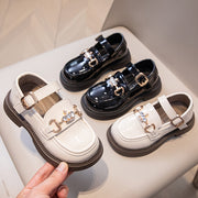 Zapatos planos tipo Mary Jane para niñas con diseño de corazón, de microfibra ligera y cuero sintético, en negro o blanco