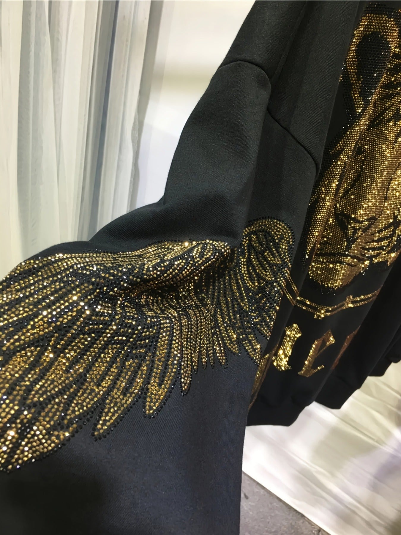 Katta o'lchamdagi ayollar uchun kapüşonli ko'ylak, porlaydigan yo'lbars rhinestones bilan, 100% polyester to'qima matodan tayyorlangan. U uzun yenglar, kapüşon, geometrik naqsh, keng cho'ntak bilan jihozlangan, bahor/kovak uchun mos.