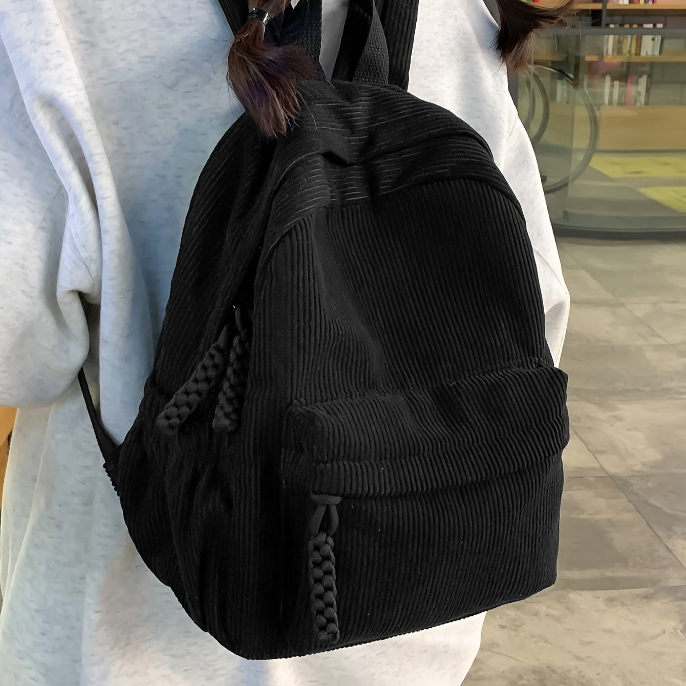 Qora rangdagi ayollar uchun kichik korduroy moda ruksak, sozlanadigan kamarlar va fermuar yopilishi bilan.