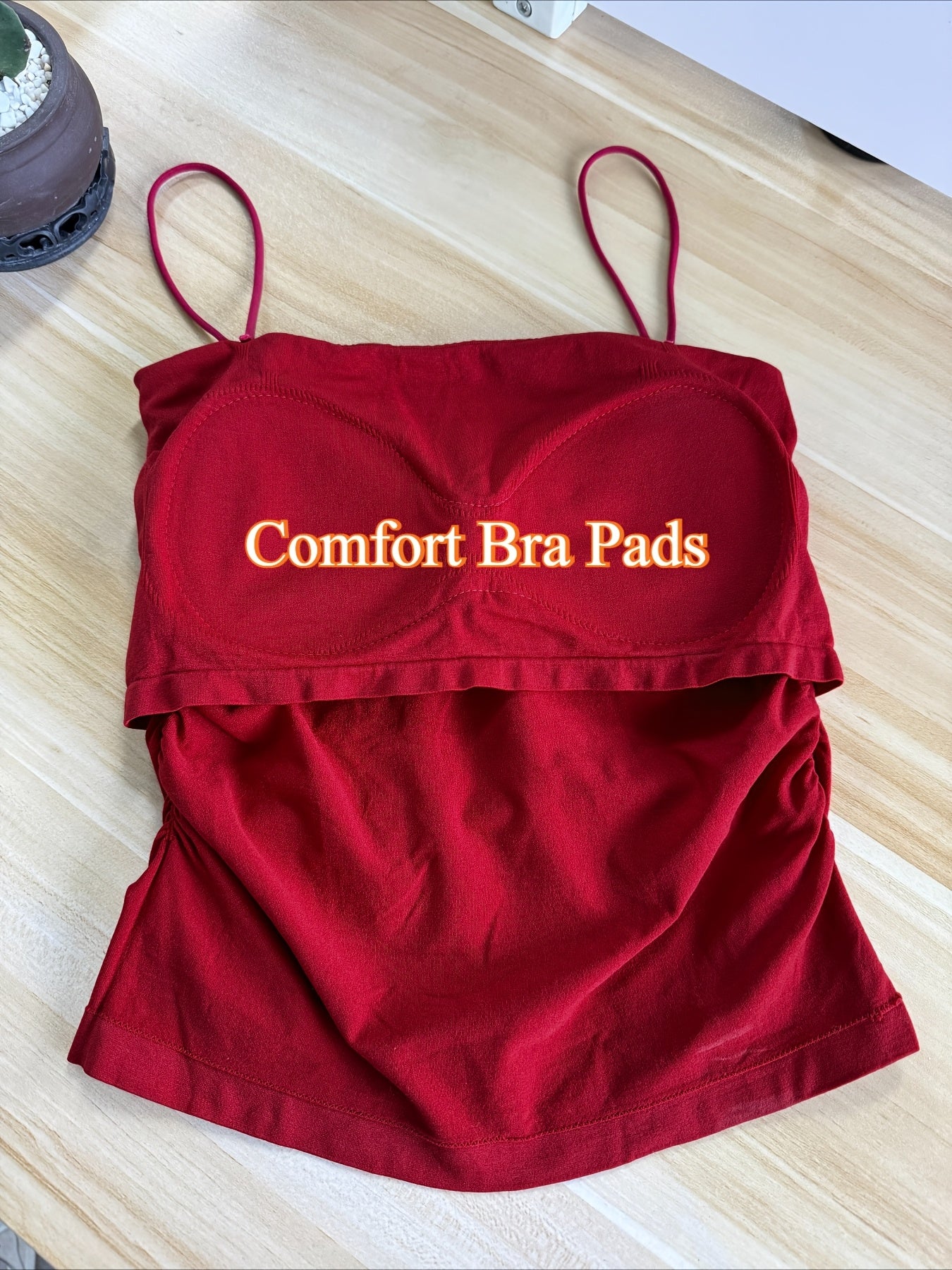 Yozda qatlamlash uchun ideal, ichki to'ldirish bilan, ingichka kamarli va chiroyli orqa qismga ega to'rt ta jozibali ruffle kamisol.