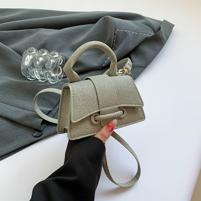 Kahaki, kulrang, pushti, yashil va och jigarrang ranglarda uslubiy mini crossbody sumka, sozlanadigan kamar, magnit yopish va astar bilan. Mustahkam rang, naqsh yoki bosma yo'q, chetlarini tugatish bilan.