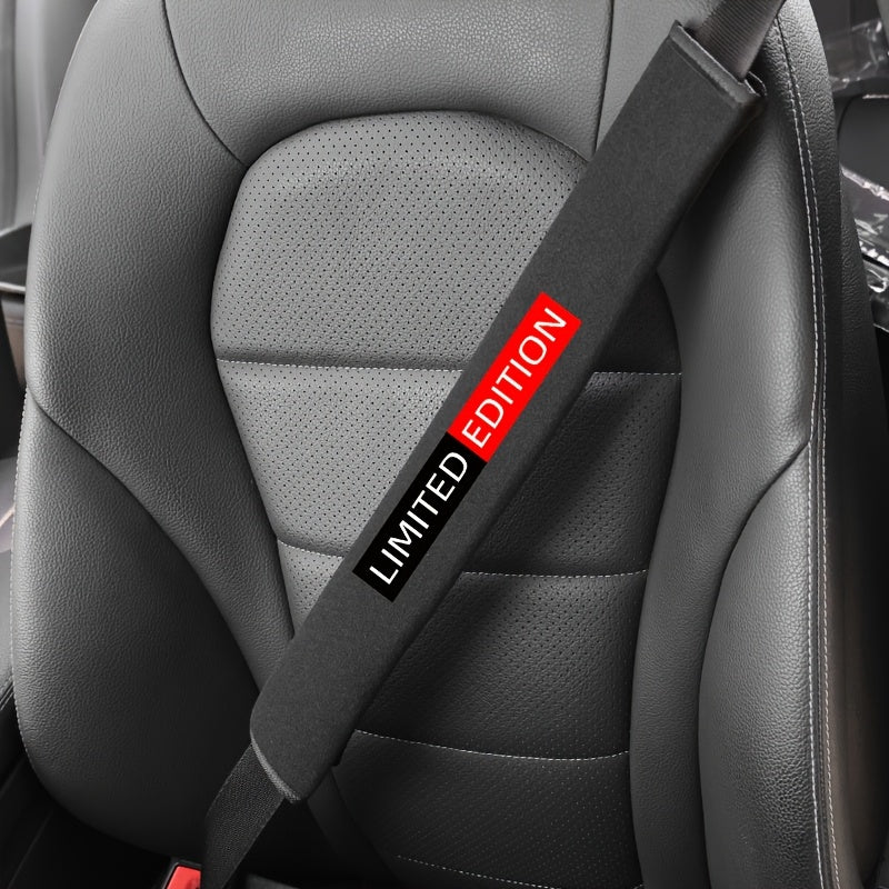 Cheklangan nashr avtomobil xavfsizlik kamarini qoplash uchun yumshoq flis yostiqcha, 38.99 sm cho'zilgan uzunlik, ishqalanishga qarshi, bir nechta avtomobil brendlariga mos keladi. Qora va qizil matn bilan. Zamonaviy va qulay xavfsizlik kamari.