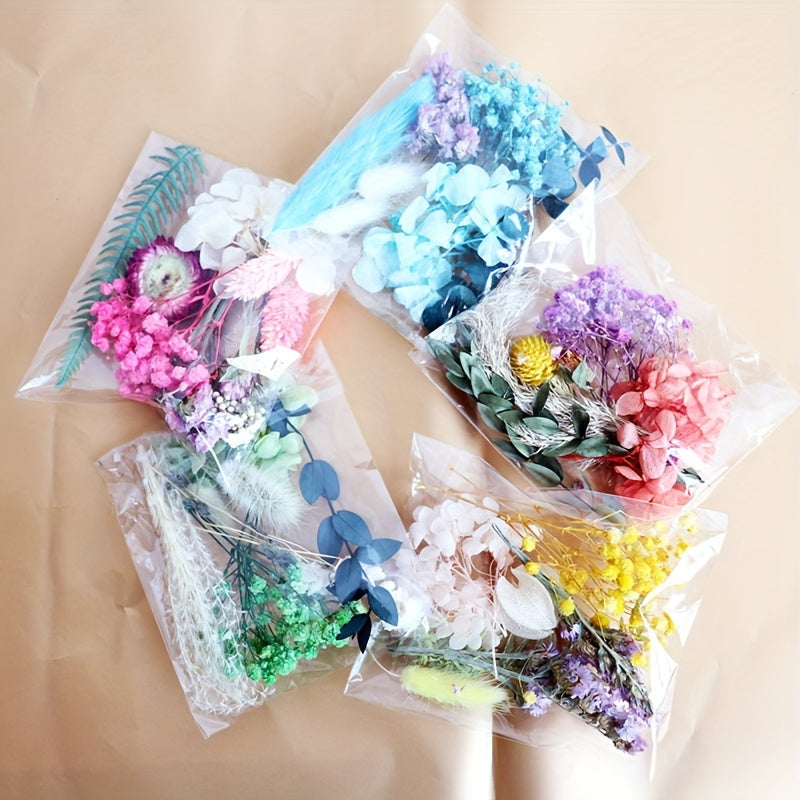 Ассорти цветов, сохраненные материалы и эпоксидные смолы для DIY цветочных проектов.