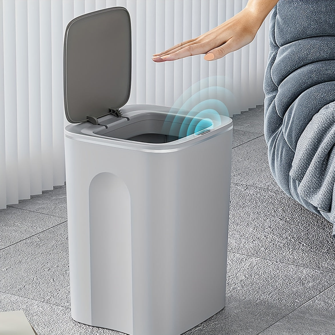 Smart Touchless Trash Can avtomatik ochish va yopish funksiyalariga ega, jim ishlaydi va uyda foydalanish uchun ideal suv o'tkazmaydigan dizaynga ega.