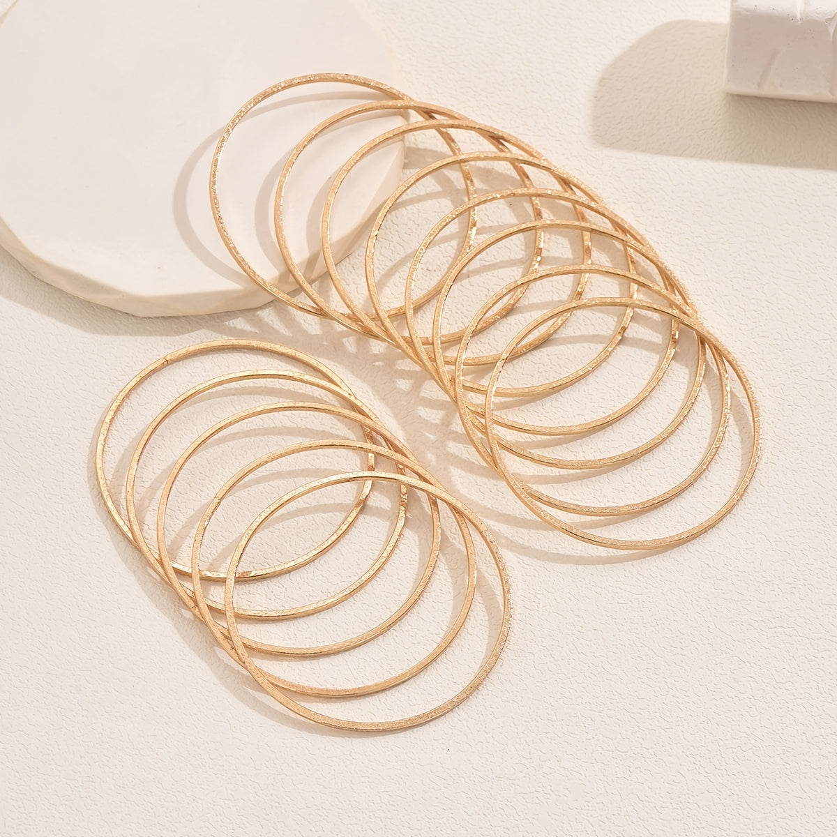 Ayollar uchun vintage va minimalist bilaguzuklar to'plami, 13 dona. Tasodifiy kiyimlar uchun mukammal bo'lgan ko'p maqsadli metall doira bilaguzuklar.