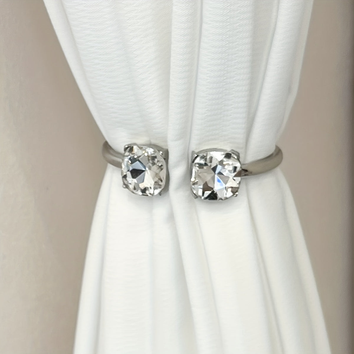 Zamonaviy minimalist pardalar bog'ichlari, oson o'rnatish uchun mo'ljallangan, yotoqxona, yashash xonasi va uy bezaklari uchun mos.