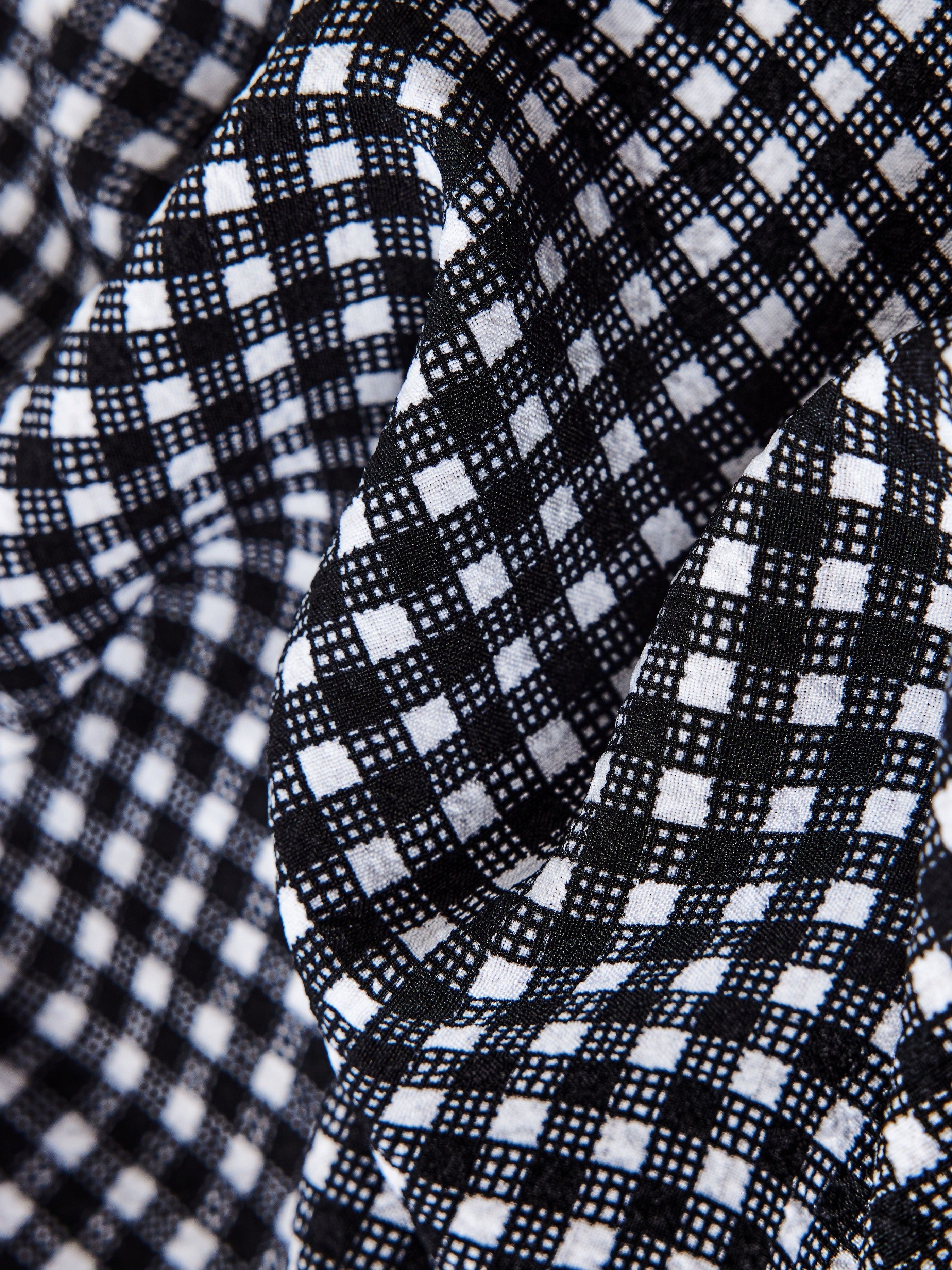 Kichik chiziqli keng oyoq shimlar, tortishqich bel bilan, bahor va yoz uchun mukammal.