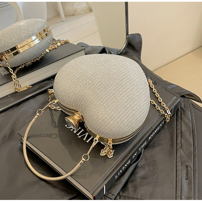 Ayollar uchun zamonaviy qora kesma sumka, porloq zanjir, yurak shakli, metall bezaklar, tugmachali yopiq, partiya, to'y, uchrashuv uchun.