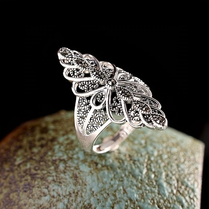 Haqiqatanan noyob sovg'a, bu 6.8 grammli retro bo'sh yurak shaklidagi uzuk 925 kumushdan yasalgan bo'lib, qora zirkoniya bilan o'ziga xos oval to'rt qopqoqli joylashuvga ega. Nozik zargarlikni qadrlaydigan ayollar va erkaklar uchun mukammal.