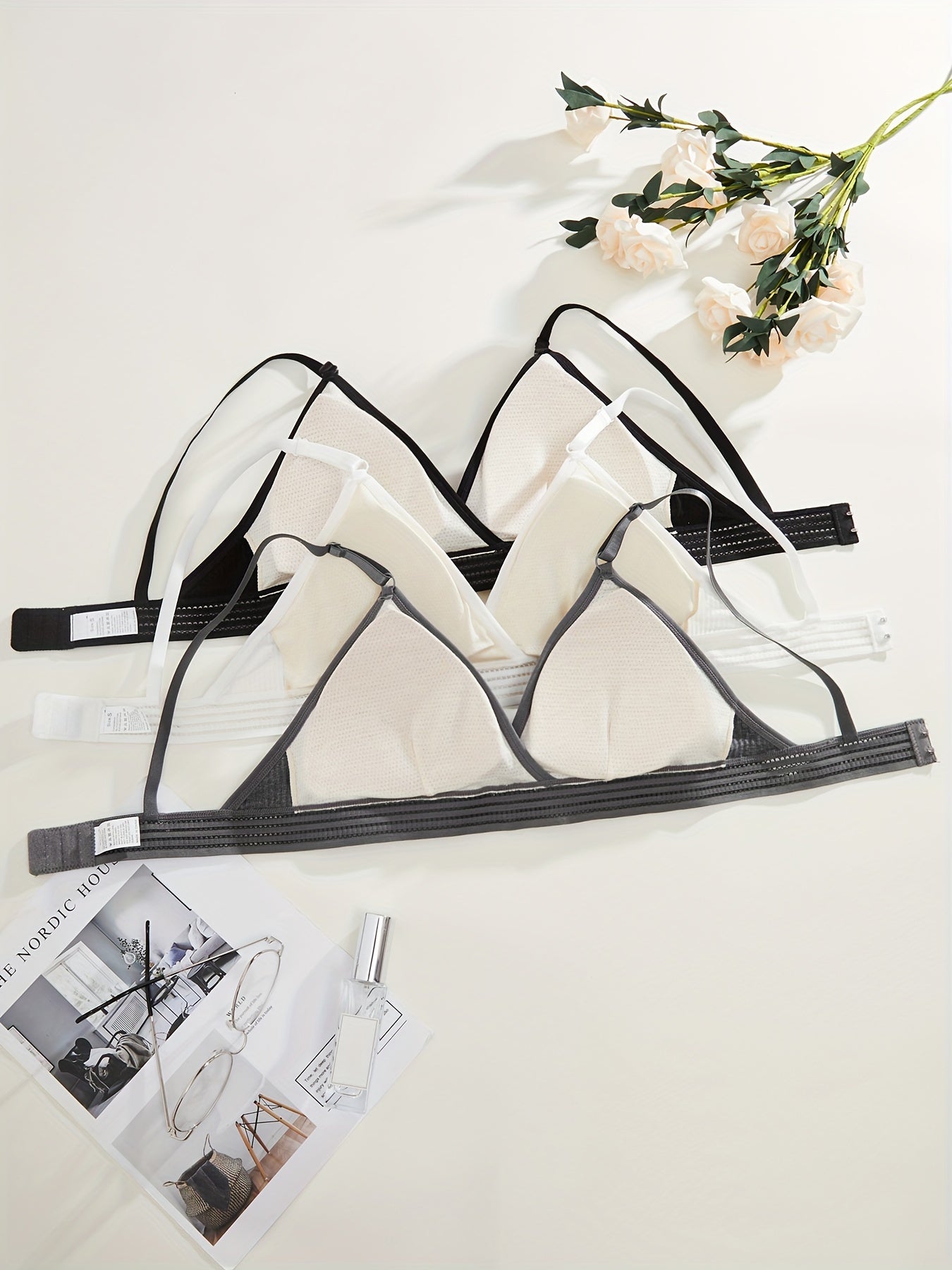 Yumshoq, ko'p funksiyali brasset, olib tashlanadigan yostiqlar va ribbed tuzilishi bilan qora, oq va kulrang ranglarda. Har kuni qulay kiyish uchun mukammal.