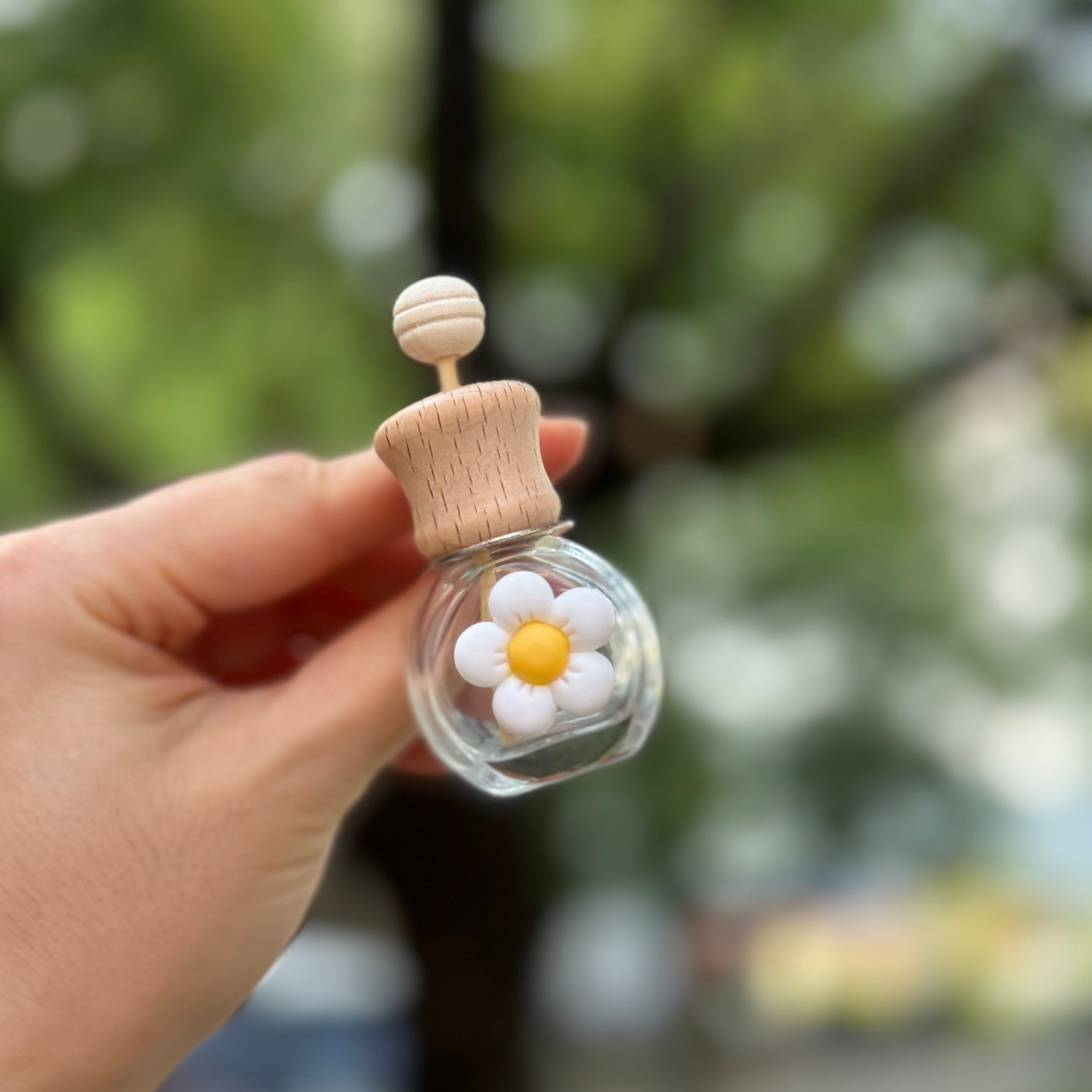 Qayta to'ldiriladigan avtomobil havo yangilovchi, gul bilan bezatilgan shisha shisha, efir moylari uchun diffuzor