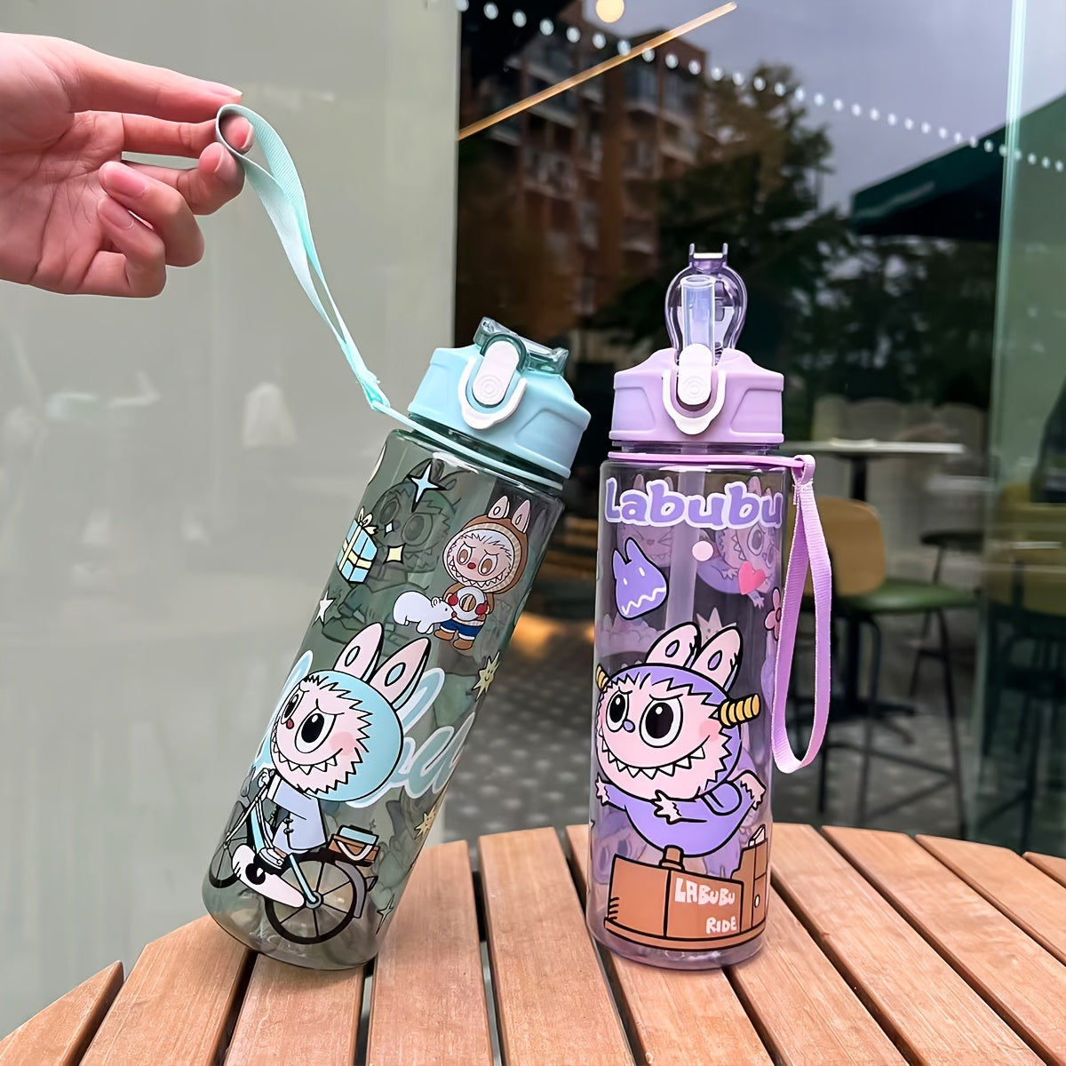 Multfilmli suv shishasi 700ml, oqib ketmaydigan, quvurlar bilan, yugurish va tashqi faoliyatlar uchun