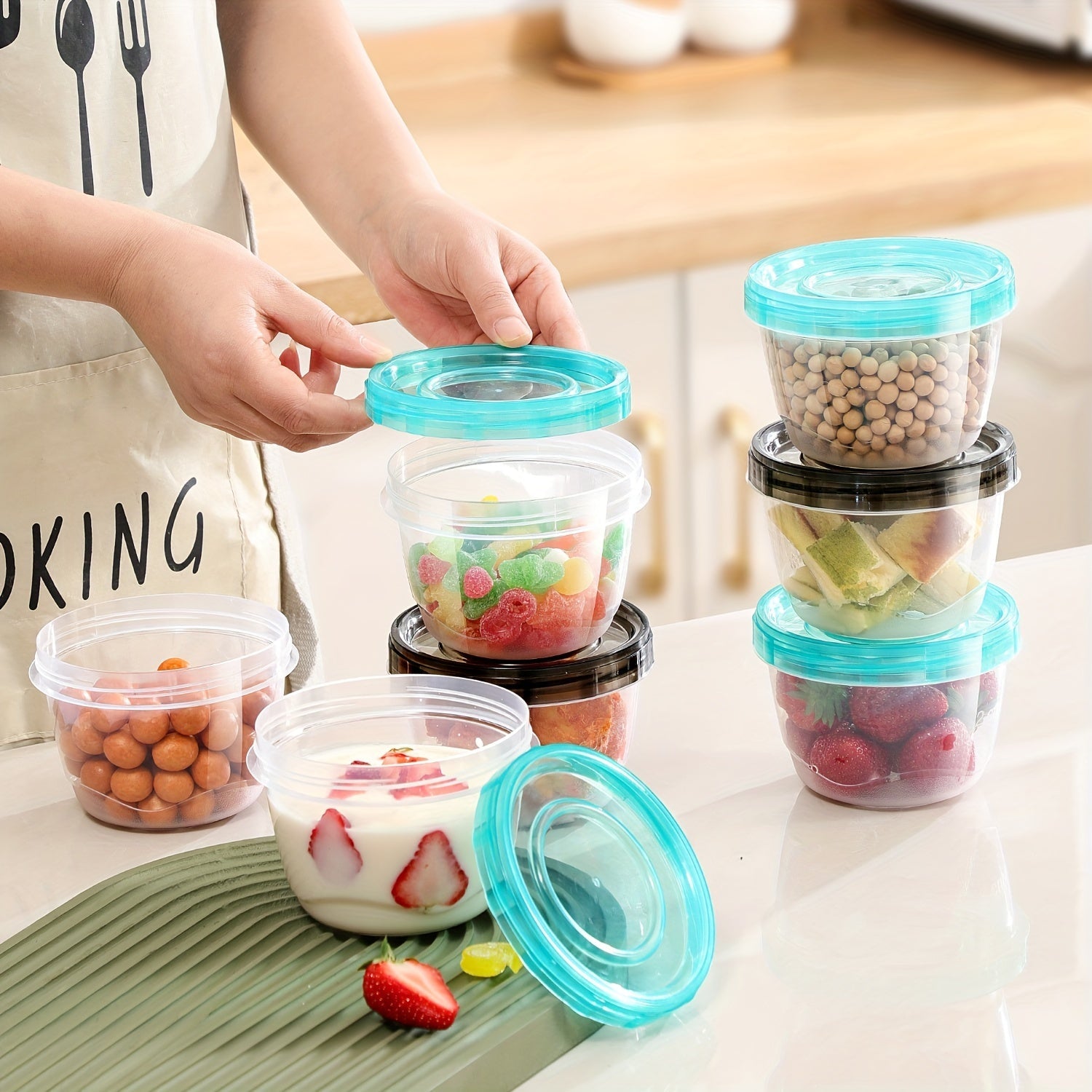 Две прозрачные пищевые емкости с синими крышками — пригодные для использования в микроволновой печи и сохраняющие свежесть круглые коробки для хранения зерна, орехов, фруктов и многого другого — идеально подходят для использования на домашней кухне.