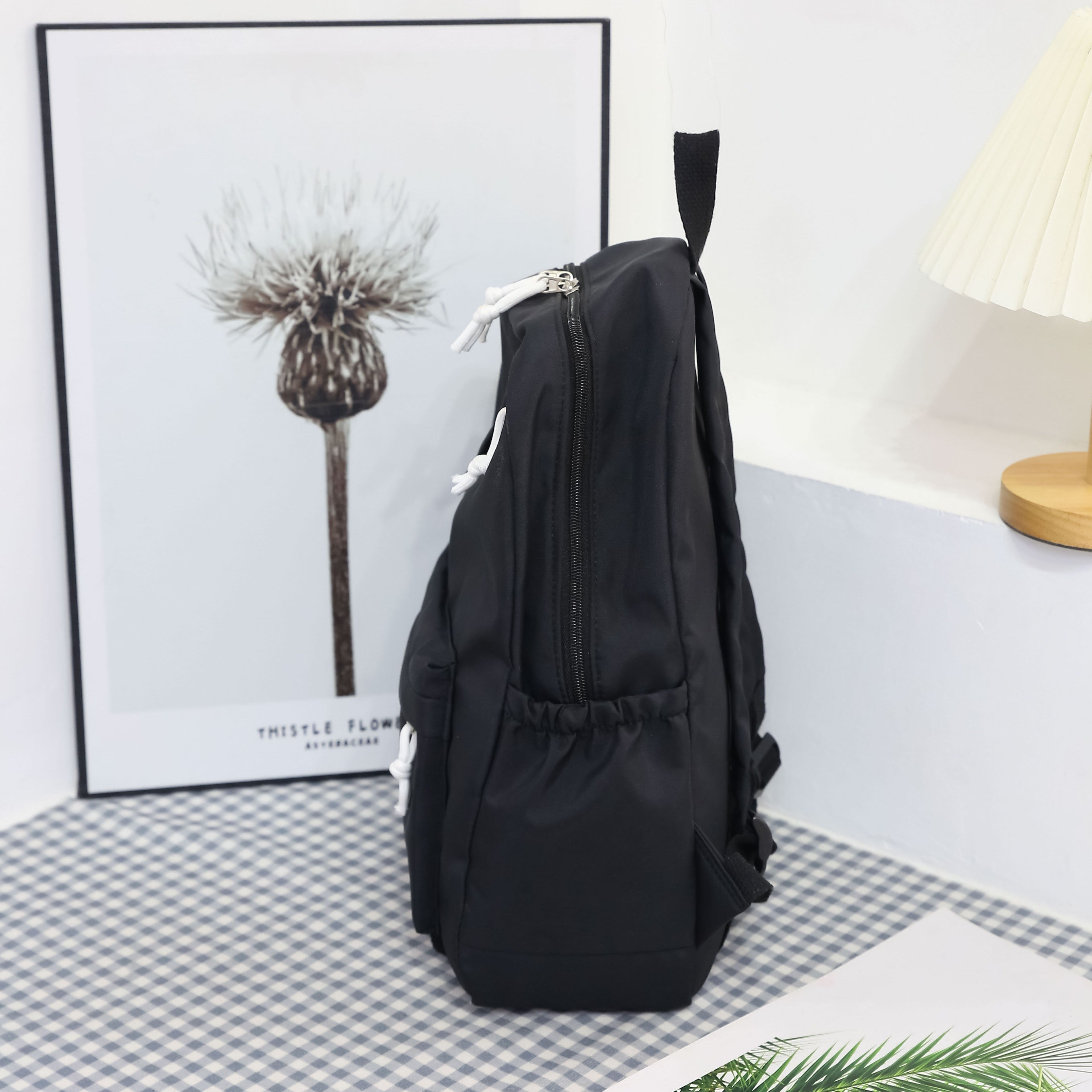 4 ta oddiy sayohat ruksaklari to'plami, bir rangda va katta sig'imga ega, maktab yoki sayohat uchun ideal.