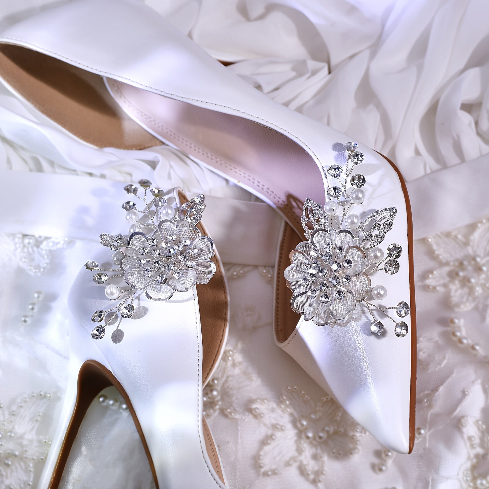 Ayollar uchun o'rmon uslubidagi qo'lda to'qilgan olmos gul tarmog'i to'y poyafzali, oltin bargi bilan qulflangan va sun'iy marjon dizayni bilan