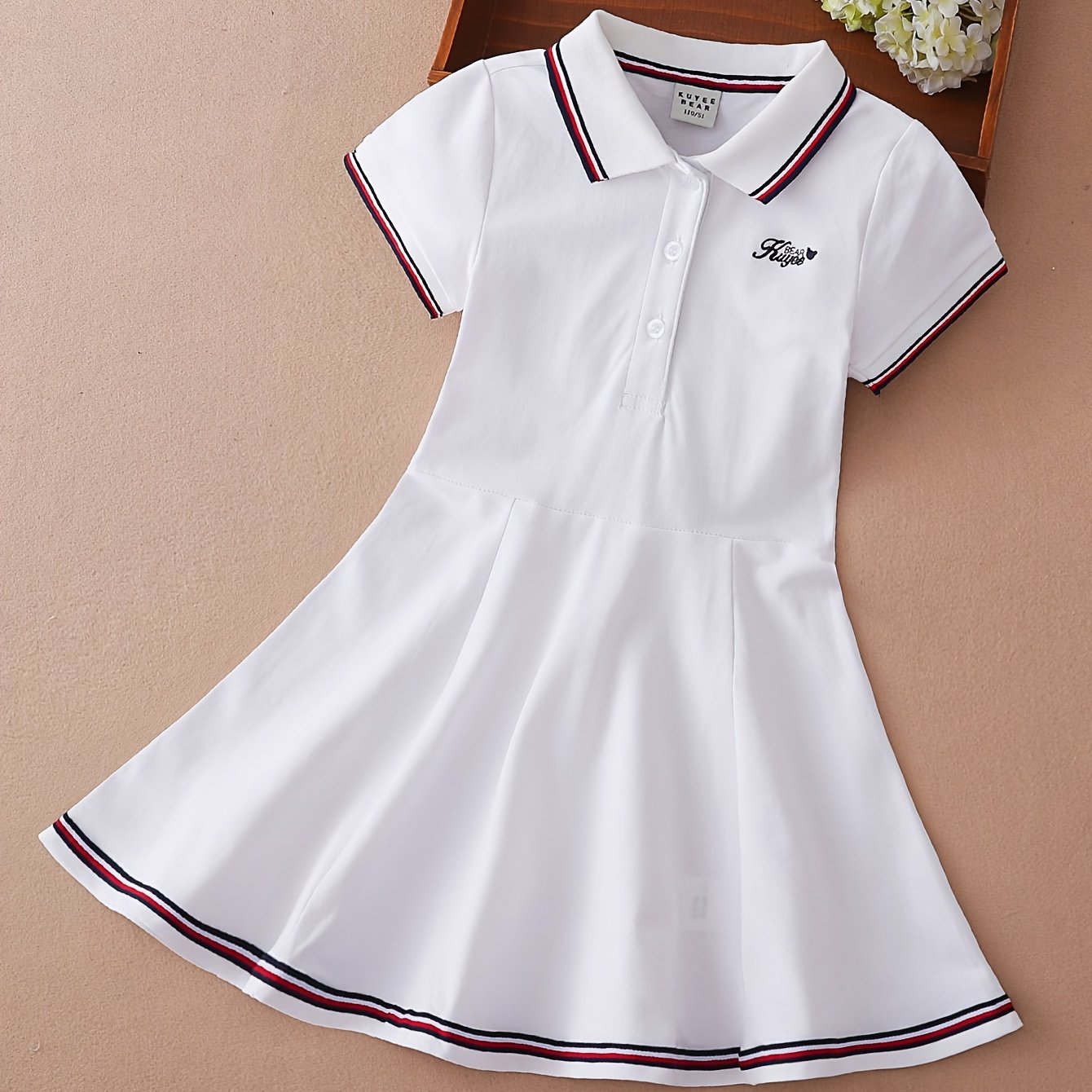 Preppy uslubidagi qizlar uchun paxta ko'ylak, harf tikuvlari bilan, yozgi sport va ochiq havoda faoliyatlar uchun mukammal.