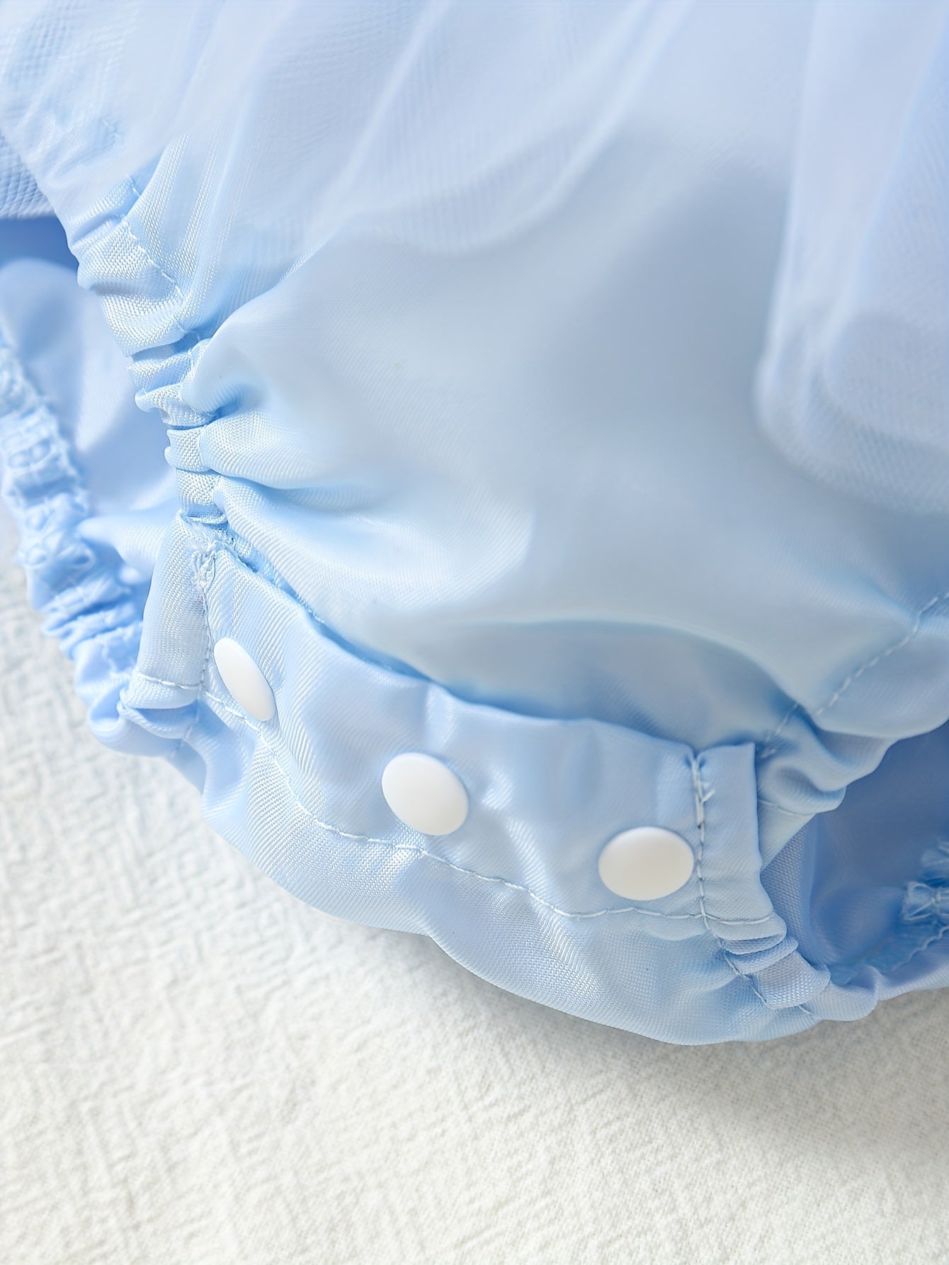 Qizlar uchun nafis gullar bilan tikilgan tutu ko'ylak, puff yenglar va appliqué tafsilotlari bilan. 100% polyester to'qilgan mato, ochiq havoda kiyish uchun mukammal.