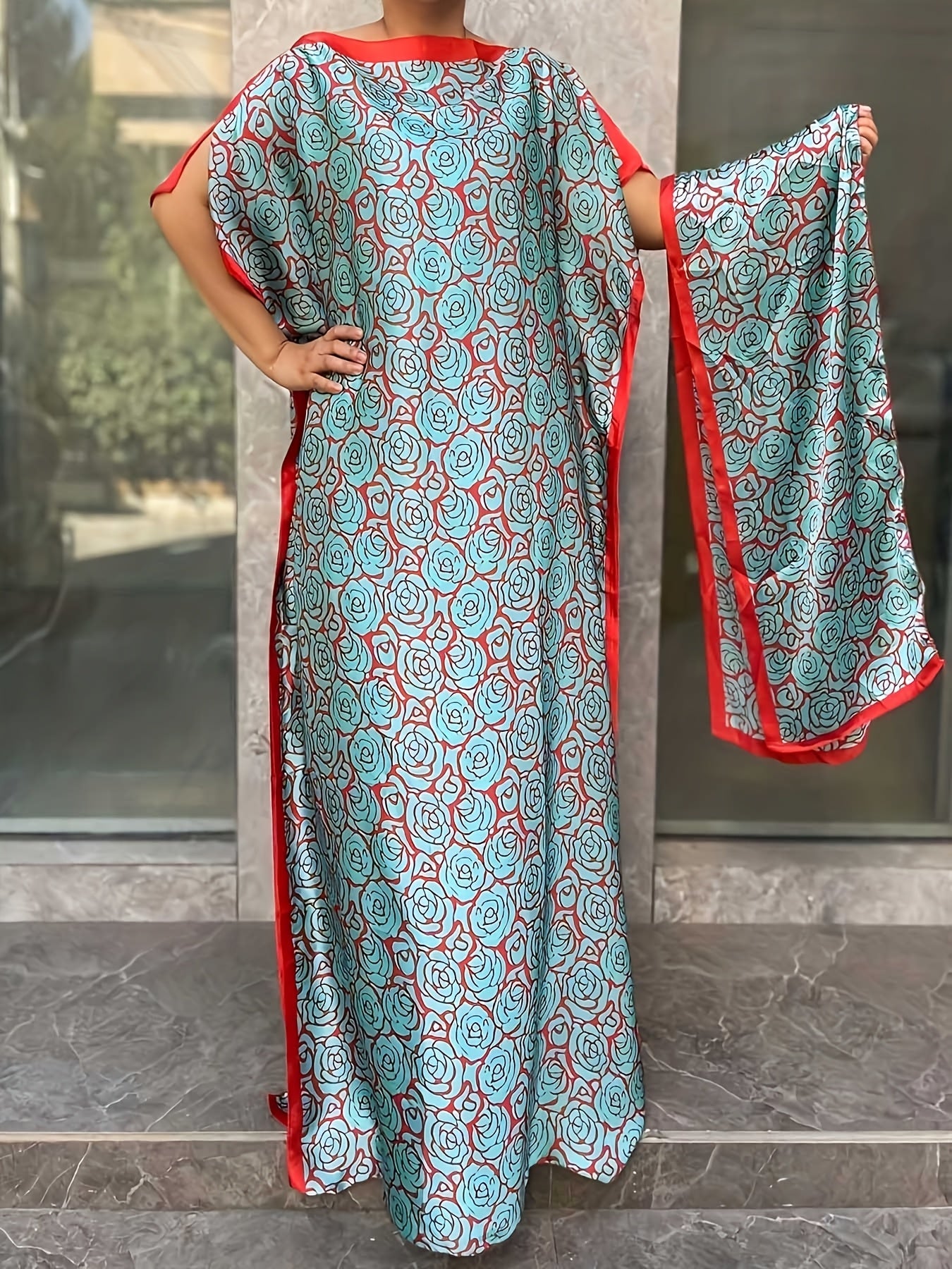 Ayollar uchun katta o'lchamli gullar bilan bosilgan tunika kiyi, sharf bilan, qisqa qo'l, uzun yozki polyester